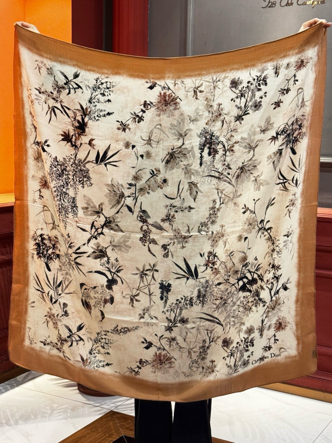 Dior 140丝绒双面同色印花披肩Millefiori 图案这款披肩饰以多色 Millefiori 图