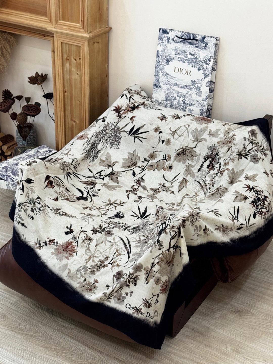 Dior 140丝绒双面同色印花披肩Millefiori 图案这款披肩饰以多色 Millefiori 图