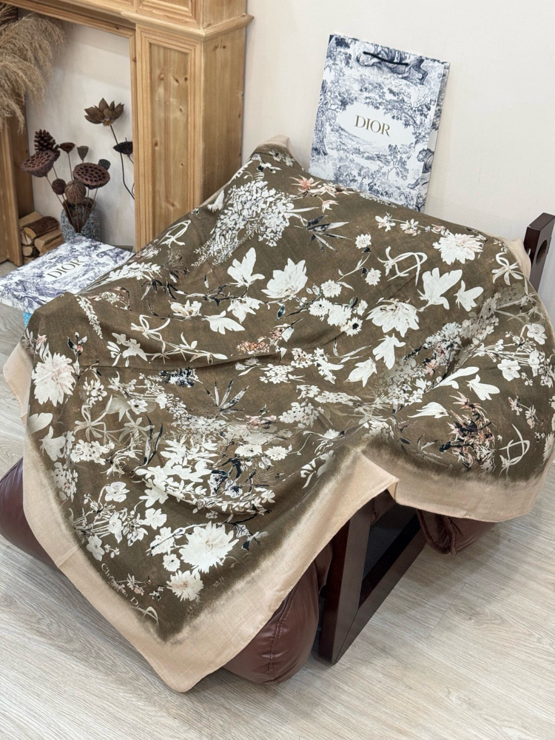 Dior 140丝绒双面同色印花披肩Millefiori 图案这款披肩饰以多色 Millefiori 图