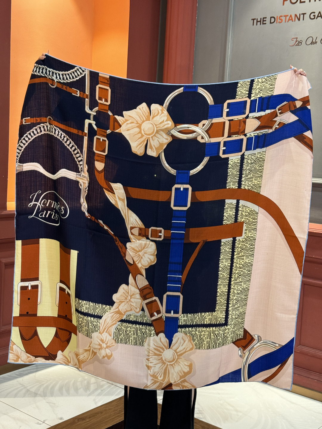 羊绒新款🆕👏👏买了都说好看‼️推荐💕爱马仕双面同色羊绒方巾，【双面同色140】顶级工艺超值‼️爱马仕专柜