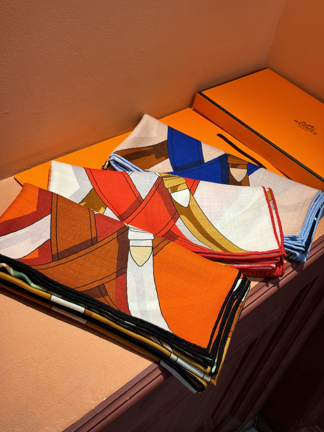 羊绒新款🆕👏👏买了都说好看‼️推荐💕爱马仕双面同色羊绒方巾，【双面同色140】顶级工艺超值‼️爱马仕专柜