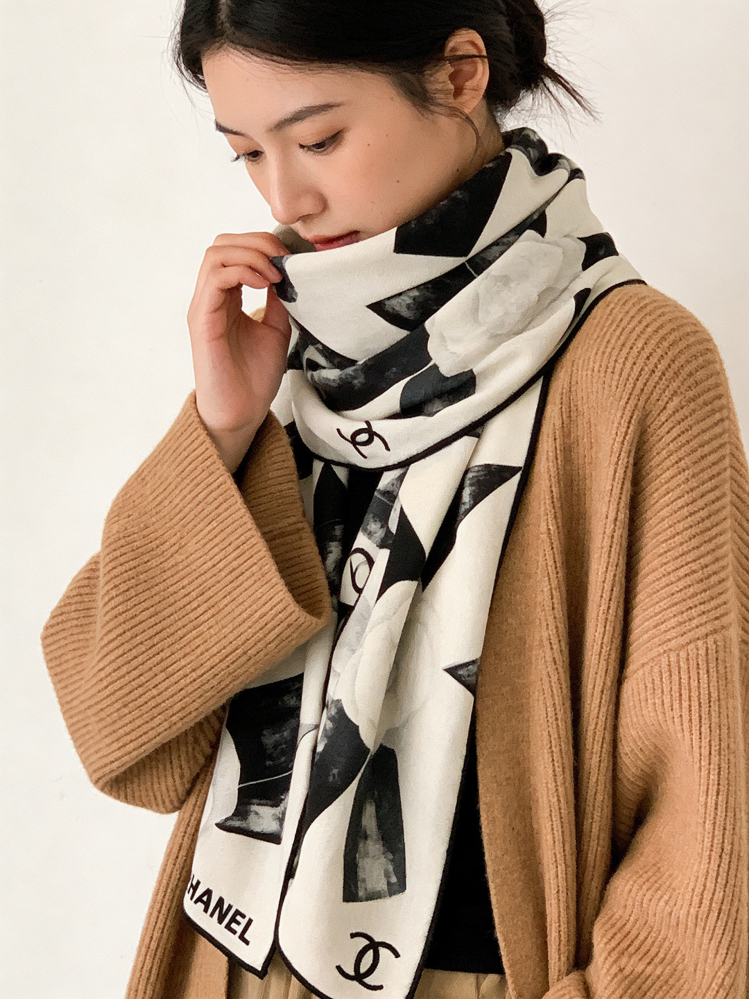 Chanel ~25秋冬新品～“山茶花与蝴蝶结”【140双面丝绒披肩】手工卷边丝绒方巾（30%桑蚕丝70