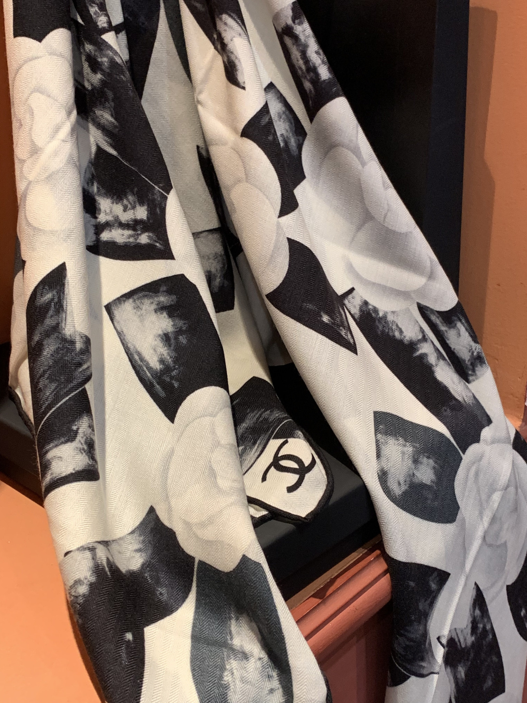 Chanel ~25秋冬新品～“山茶花与蝴蝶结”【140双面丝绒披肩】手工卷边丝绒方巾（30%桑蚕丝70