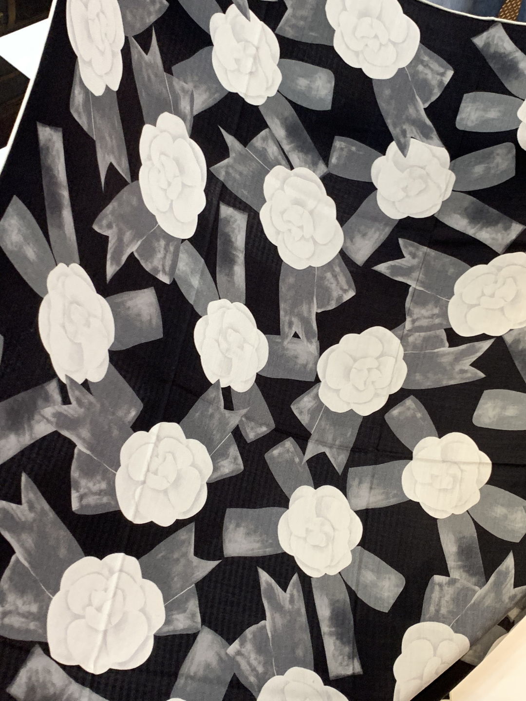 Chanel ~25秋冬新品～“山茶花与蝴蝶结”【140双面丝绒披肩】手工卷边丝绒方巾（30%桑蚕丝70