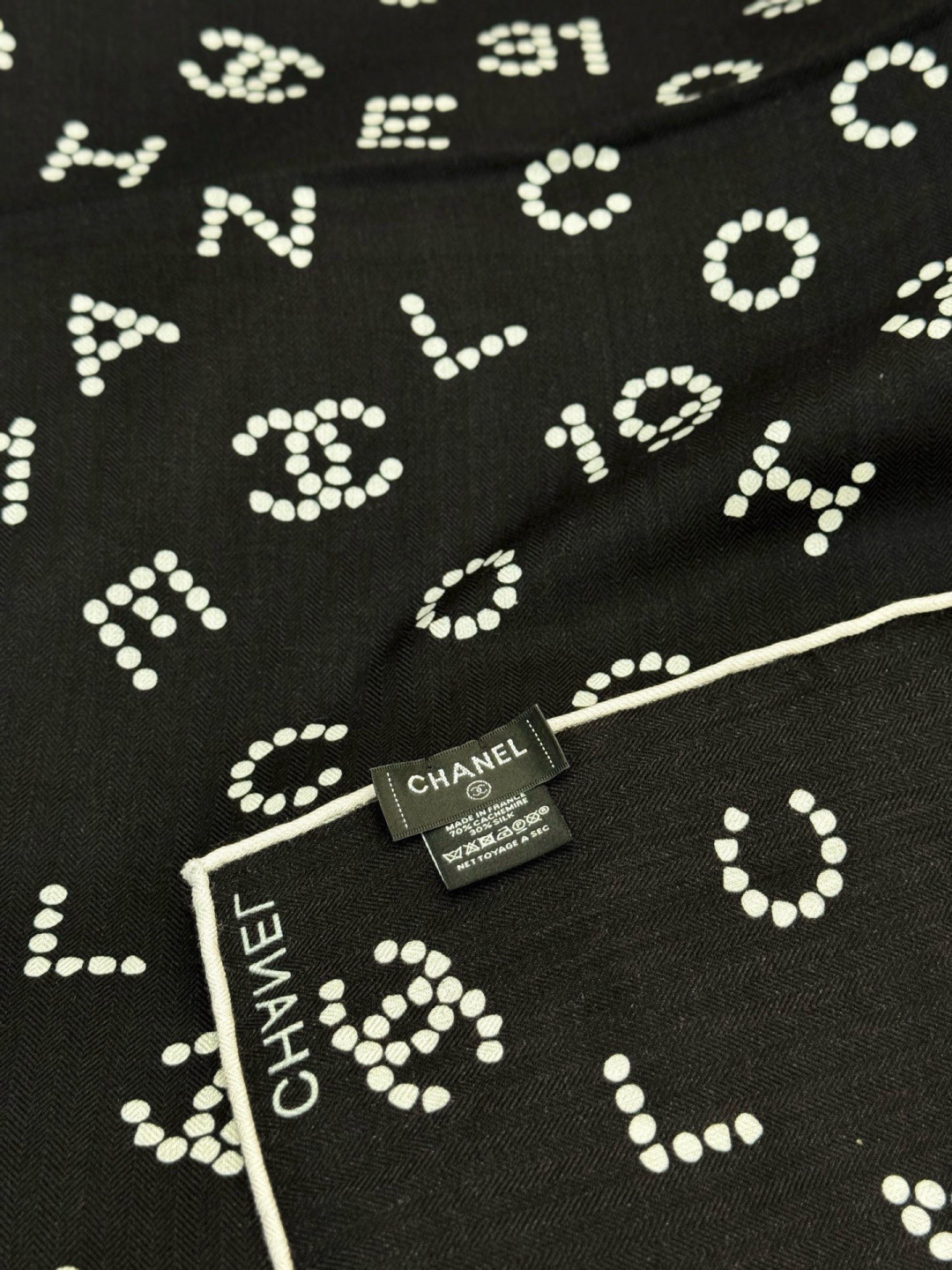 Chanel-丝绒双面方巾【140双面同色】出道即巅峰🐂火爆到一条难求🖤高级感十足的字母CC，和一切经典
