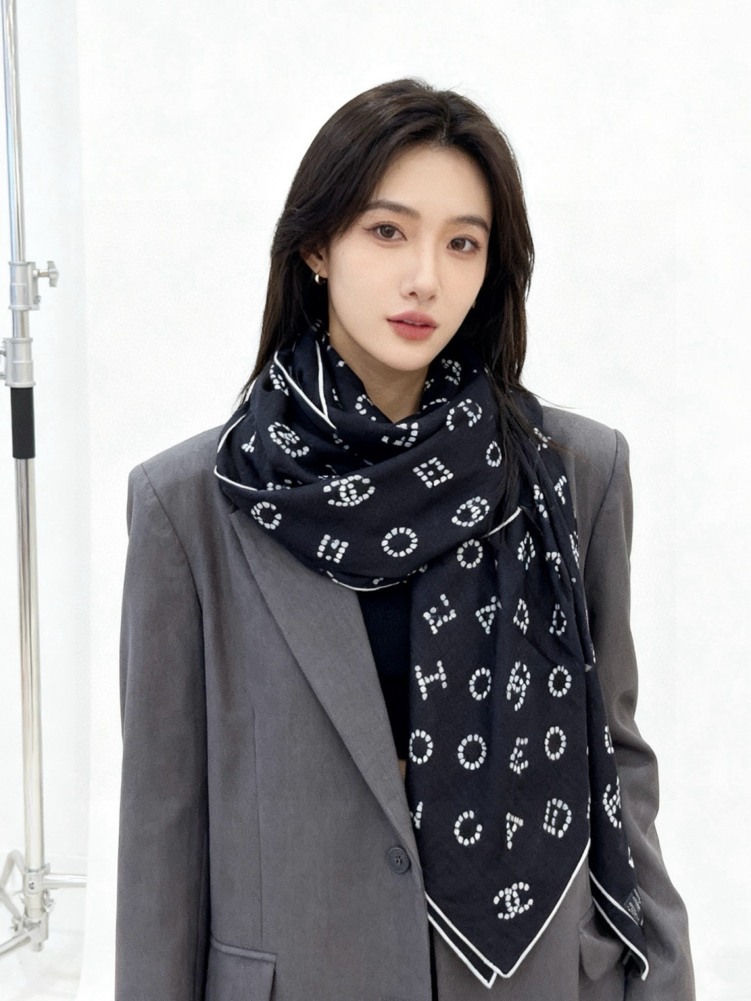 Chanel-丝绒双面方巾【140双面同色】出道即巅峰🐂火爆到一条难求🖤高级感十足的字母CC，和一切经典