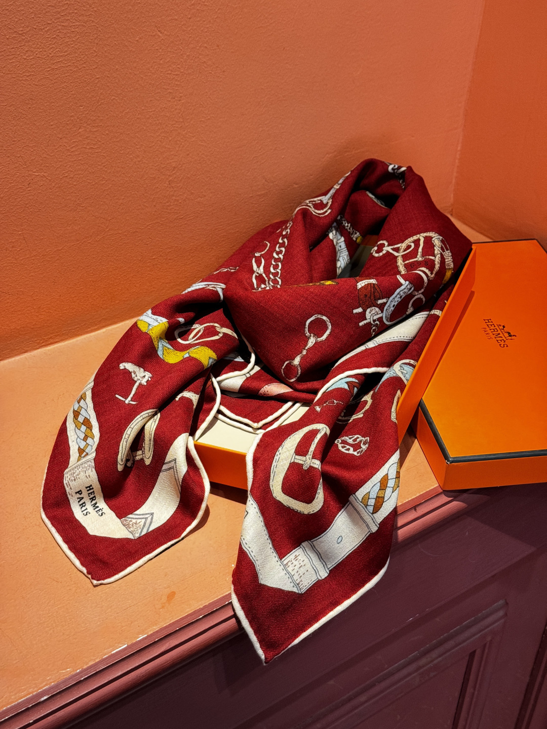 羊绒新款🆕👏👏买了都说好看‼️推荐💕爱马仕双面同色羊绒方巾【跃动的马儿双面同色140】，顶级工艺超值‼️