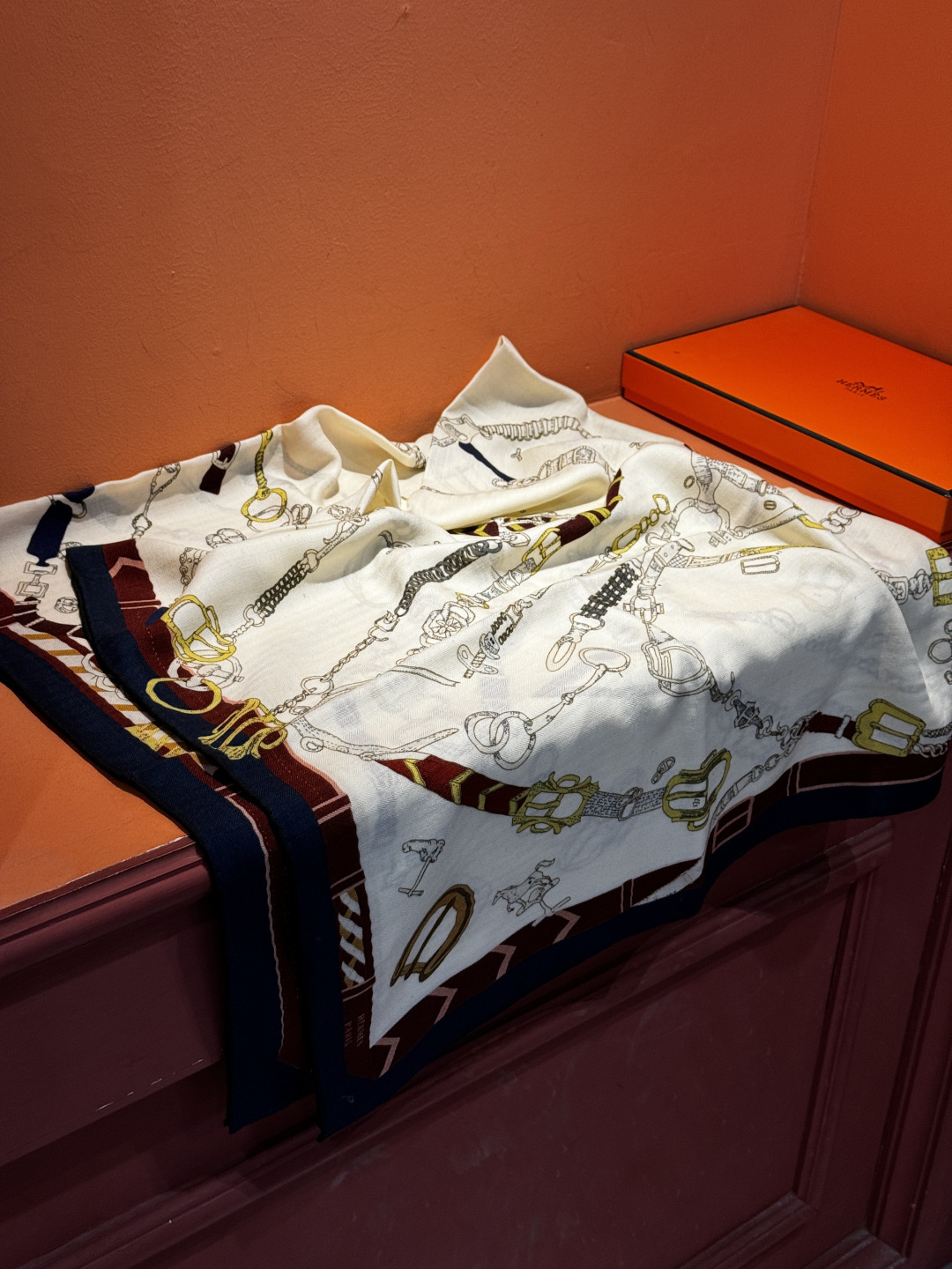 羊绒新款🆕👏👏买了都说好看‼️推荐💕爱马仕双面同色羊绒方巾【跃动的马儿双面同色140】，顶级工艺超值‼️