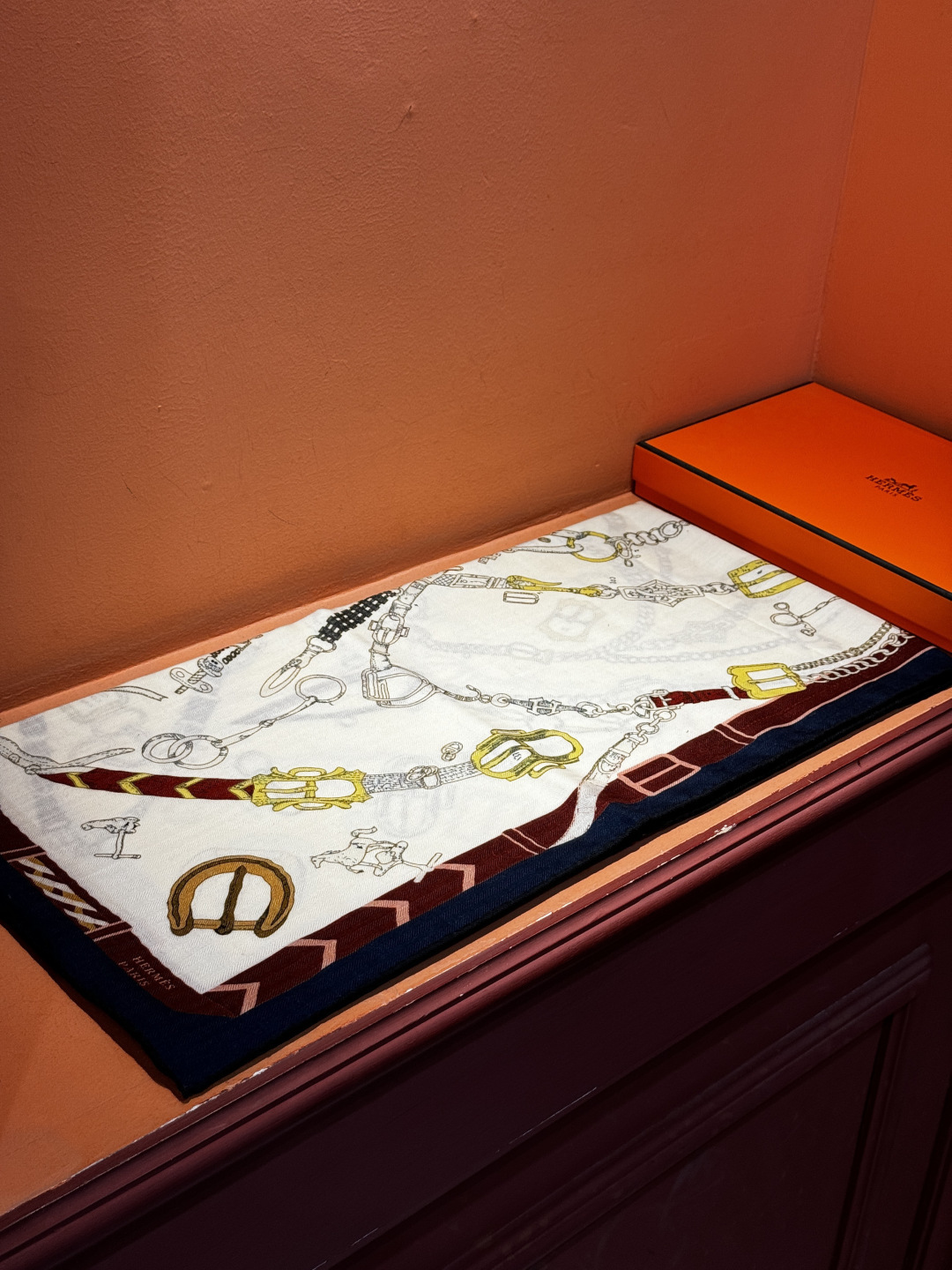 羊绒新款🆕👏👏买了都说好看‼️推荐💕爱马仕双面同色羊绒方巾【跃动的马儿双面同色140】，顶级工艺超值‼️