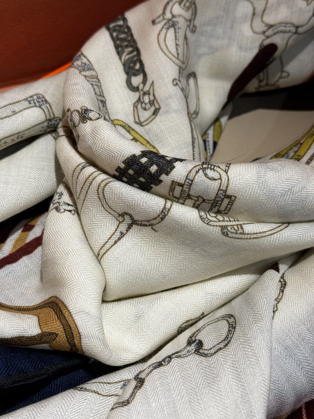 羊绒新款🆕👏👏买了都说好看‼️推荐💕爱马仕双面同色羊绒方巾【跃动的马儿双面同色140】，顶级工艺超值‼️