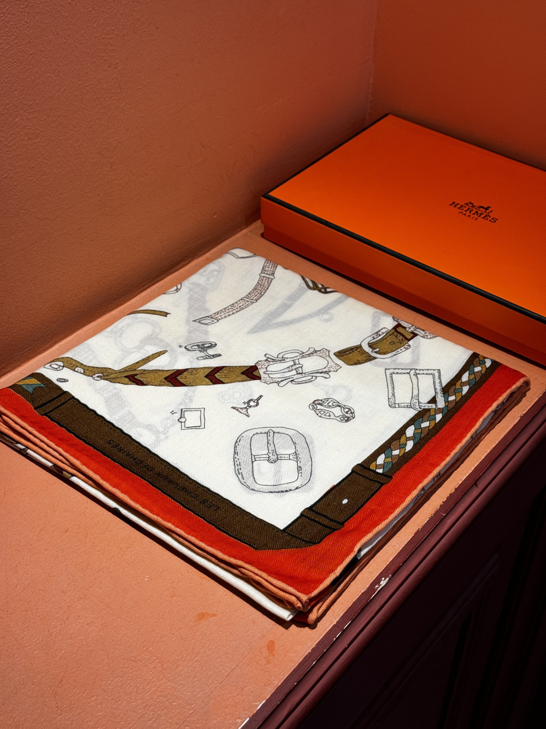 羊绒新款🆕👏👏买了都说好看‼️推荐💕爱马仕双面同色羊绒方巾【跃动的马儿双面同色140】，顶级工艺超值‼️