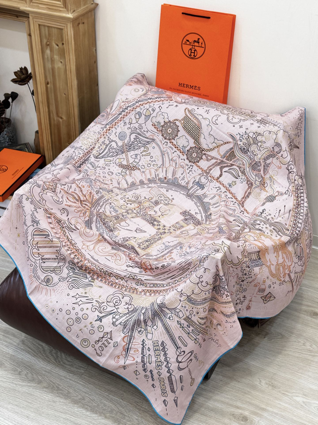 “正在接通中”140方巾～Hermes 手工卷边丝绒方巾（30%桑蚕丝70%羊绒）这款爱马仕的经典单品展