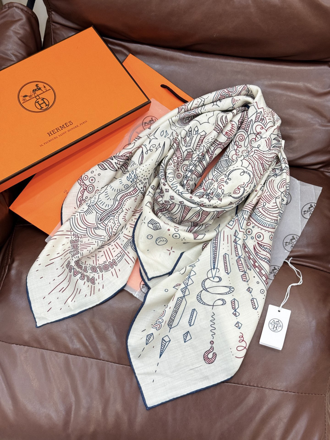 “正在接通中”140方巾～Hermes 手工卷边丝绒方巾（30%桑蚕丝70%羊绒）这款爱马仕的经典单品展