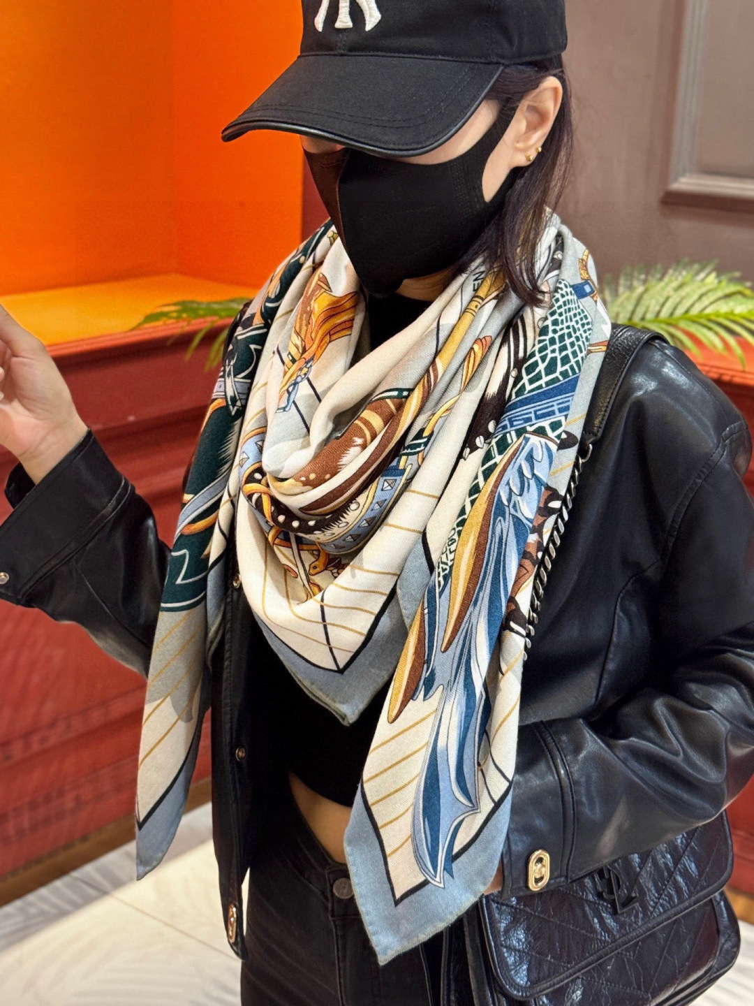 “鞍上世界”140丝绒方巾双面同色手工卷边丝绒方巾（30%真丝70%羊绒）这款披肩的经典单品展现强大而迷