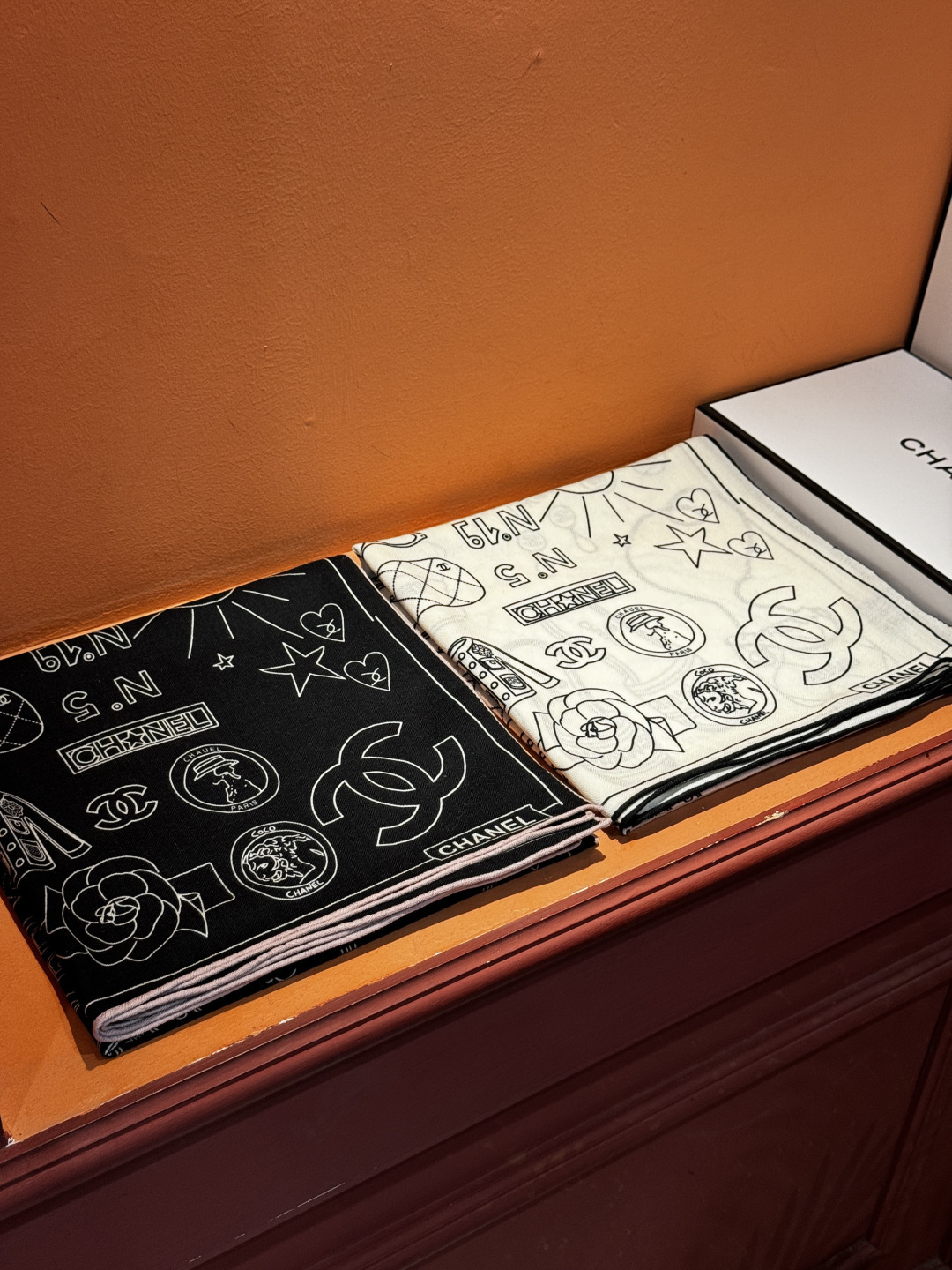 【升级双面同色 加密面料】 上新❤️ 140*140台版印花 黑白二色 高级都市新贵！山茶花的再一次邂逅