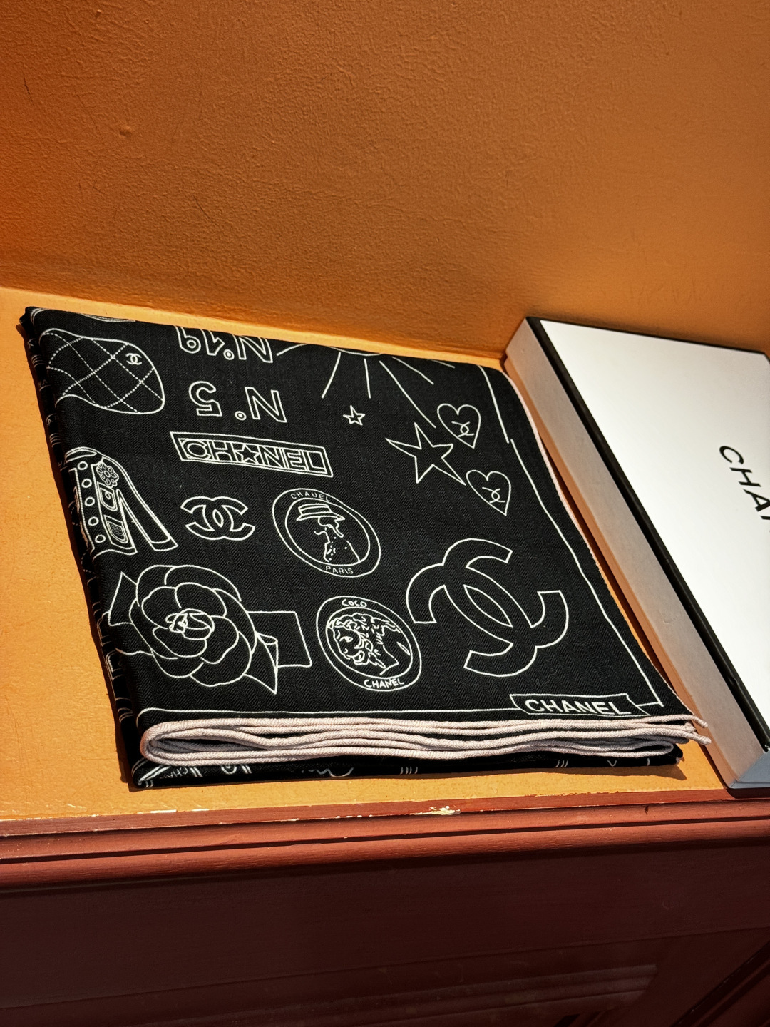 【升级双面同色 加密面料】 上新❤️ 140*140台版印花 黑白二色 高级都市新贵！山茶花的再一次邂逅