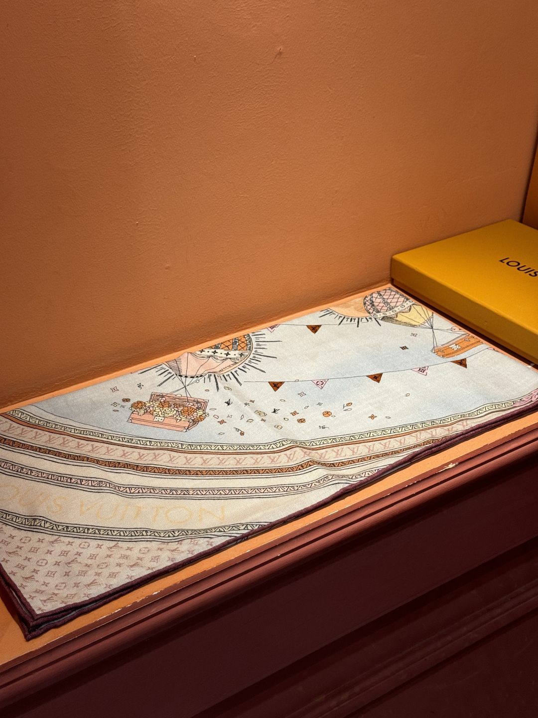 P235❄【双面同色】原单Lv140cm丝绒方巾，《热气球》，本款方巾全新加入 U价🉐️ and Away 系列，致意路易威登的旅行传承。丝印工艺刻画丰富细节，描绘 Monogram 热气球载着路易威登手袋和行李箱升向天空之景！！顶级斜纹真丝羊绒材质❗️纯手工卷边，轻奢感十足👸 🌺专柜新款🌟面料追求造型，手感挺括，高端设计师配色均考虑上身效果和色彩饱和度，色泽新鲜浓郁非常精致又有名媛气质！好货不等人，喜欢就不能错过哦！快快砸单来吧🎁【成分尺寸：140X140cm 70%羊绒 30%真丝  双面同色】