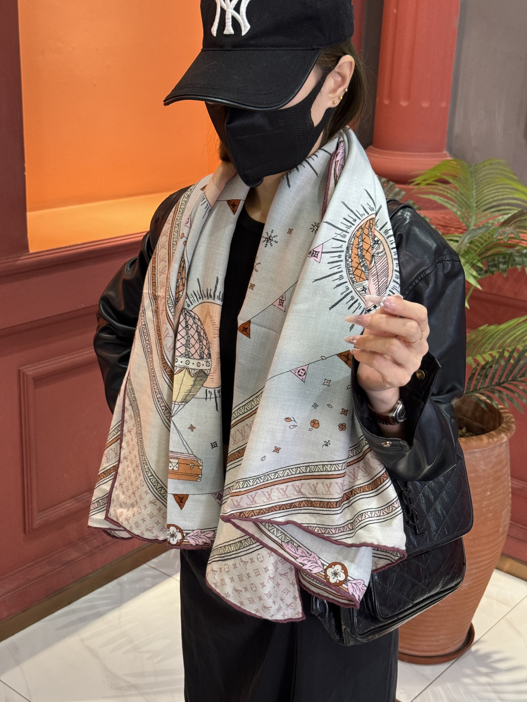 P235❄【双面同色】原单Lv140cm丝绒方巾，《热气球》，本款方巾全新加入 U价🉐️ and Away 系列，致意路易威登的旅行传承。丝印工艺刻画丰富细节，描绘 Monogram 热气球载着路易威登手袋和行李箱升向天空之景！！顶级斜纹真丝羊绒材质❗️纯手工卷边，轻奢感十足👸 🌺专柜新款🌟面料追求造型，手感挺括，高端设计师配色均考虑上身效果和色彩饱和度，色泽新鲜浓郁非常精致又有名媛气质！好货不等人，喜欢就不能错过哦！快快砸单来吧🎁【成分尺寸：140X140cm 70%羊绒 30%真丝  双面同色】