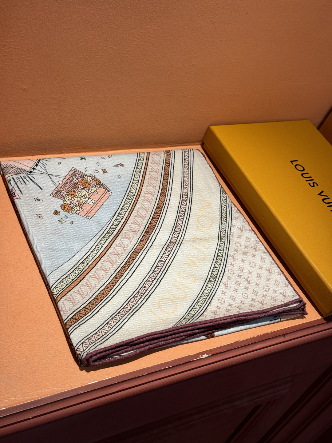 P235❄【双面同色】原单Lv140cm丝绒方巾，《热气球》，本款方巾全新加入 U价🉐️ and Away 系列，致意路易威登的旅行传承。丝印工艺刻画丰富细节，描绘 Monogram 热气球载着路易威登手袋和行李箱升向天空之景！！顶级斜纹真丝羊绒材质❗️纯手工卷边，轻奢感十足👸 🌺专柜新款🌟面料追求造型，手感挺括，高端设计师配色均考虑上身效果和色彩饱和度，色泽新鲜浓郁非常精致又有名媛气质！好货不等人，喜欢就不能错过哦！快快砸单来吧🎁【成分尺寸：140X140cm 70%羊绒 30%真丝  双面同色】