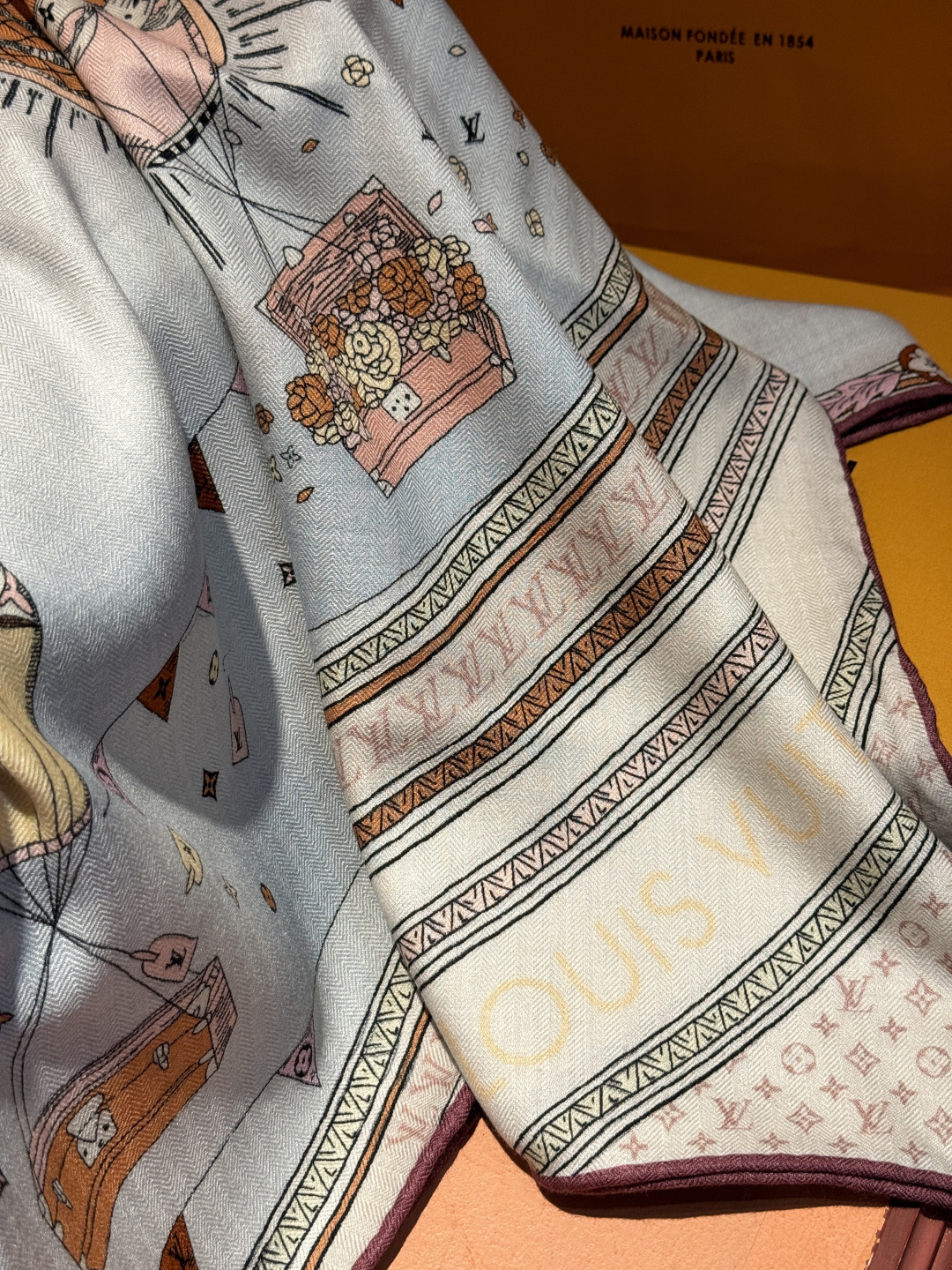 P235❄【双面同色】原单Lv140cm丝绒方巾，《热气球》，本款方巾全新加入 U价🉐️ and Away 系列，致意路易威登的旅行传承。丝印工艺刻画丰富细节，描绘 Monogram 热气球载着路易威登手袋和行李箱升向天空之景！！顶级斜纹真丝羊绒材质❗️纯手工卷边，轻奢感十足👸 🌺专柜新款🌟面料追求造型，手感挺括，高端设计师配色均考虑上身效果和色彩饱和度，色泽新鲜浓郁非常精致又有名媛气质！好货不等人，喜欢就不能错过哦！快快砸单来吧🎁【成分尺寸：140X140cm 70%羊绒 30%真丝  双面同色】
