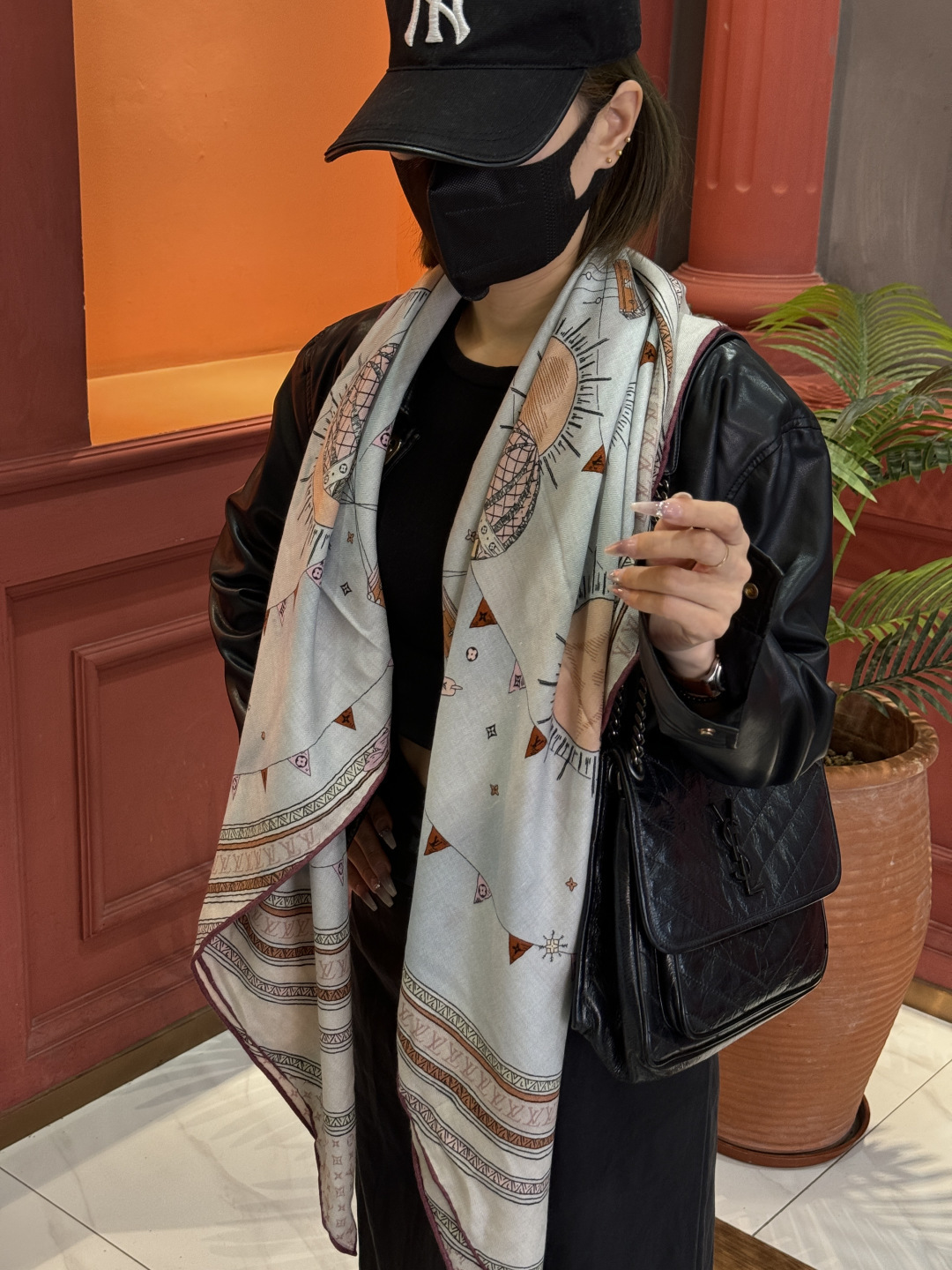 P235❄【双面同色】原单Lv140cm丝绒方巾，《热气球》，本款方巾全新加入 U价🉐️ and Away 系列，致意路易威登的旅行传承。丝印工艺刻画丰富细节，描绘 Monogram 热气球载着路易威登手袋和行李箱升向天空之景！！顶级斜纹真丝羊绒材质❗️纯手工卷边，轻奢感十足👸 🌺专柜新款🌟面料追求造型，手感挺括，高端设计师配色均考虑上身效果和色彩饱和度，色泽新鲜浓郁非常精致又有名媛气质！好货不等人，喜欢就不能错过哦！快快砸单来吧🎁【成分尺寸：140X140cm 70%羊绒 30%真丝  双面同色】