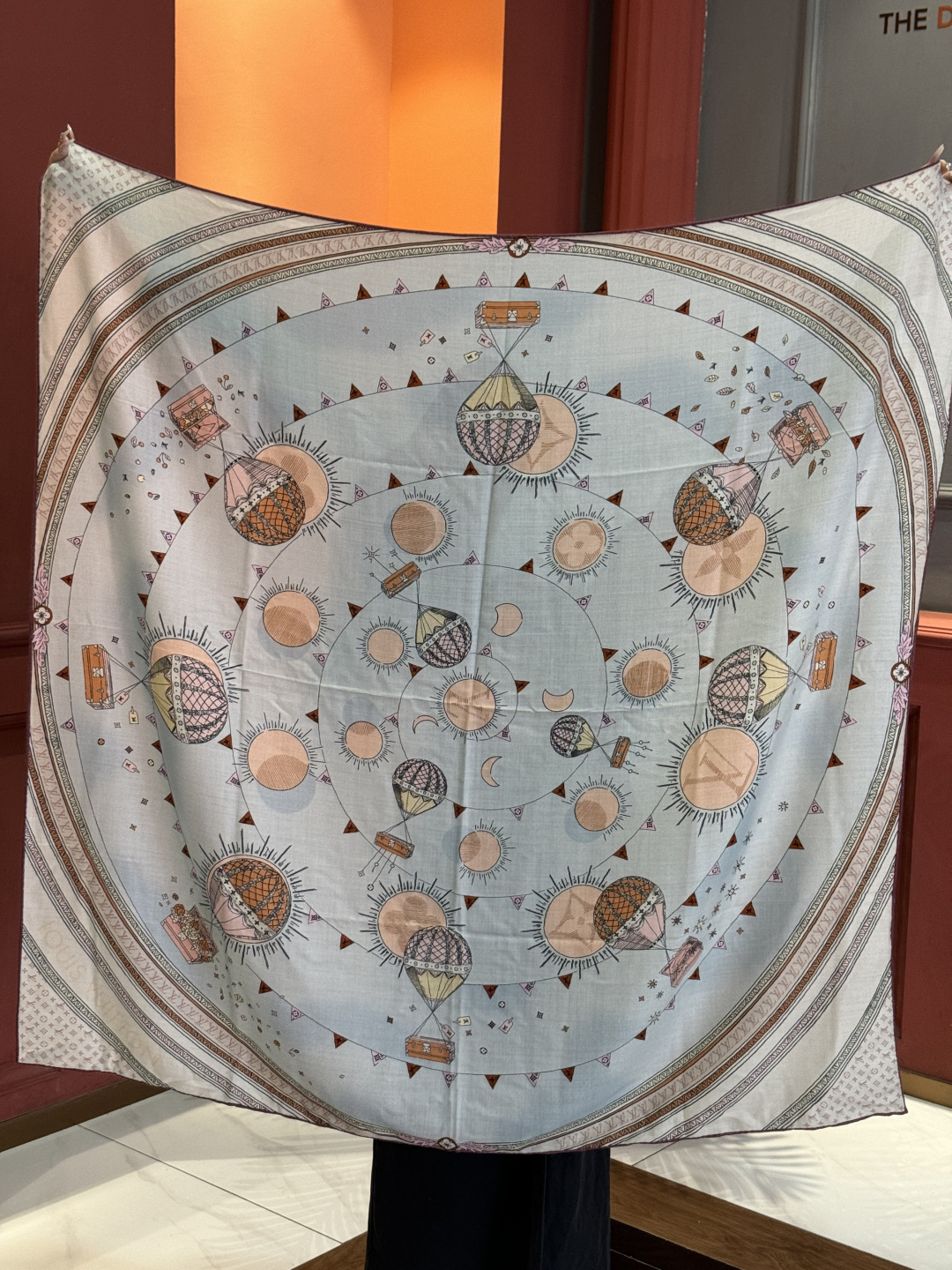 P235❄【双面同色】原单Lv140cm丝绒方巾，《热气球》，本款方巾全新加入 U价🉐️ and Away 系列，致意路易威登的旅行传承。丝印工艺刻画丰富细节，描绘 Monogram 热气球载着路易威登手袋和行李箱升向天空之景！！顶级斜纹真丝羊绒材质❗️纯手工卷边，轻奢感十足👸 🌺专柜新款🌟面料追求造型，手感挺括，高端设计师配色均考虑上身效果和色彩饱和度，色泽新鲜浓郁非常精致又有名媛气质！好货不等人，喜欢就不能错过哦！快快砸单来吧🎁【成分尺寸：140X140cm 70%羊绒 30%真丝  双面同色】