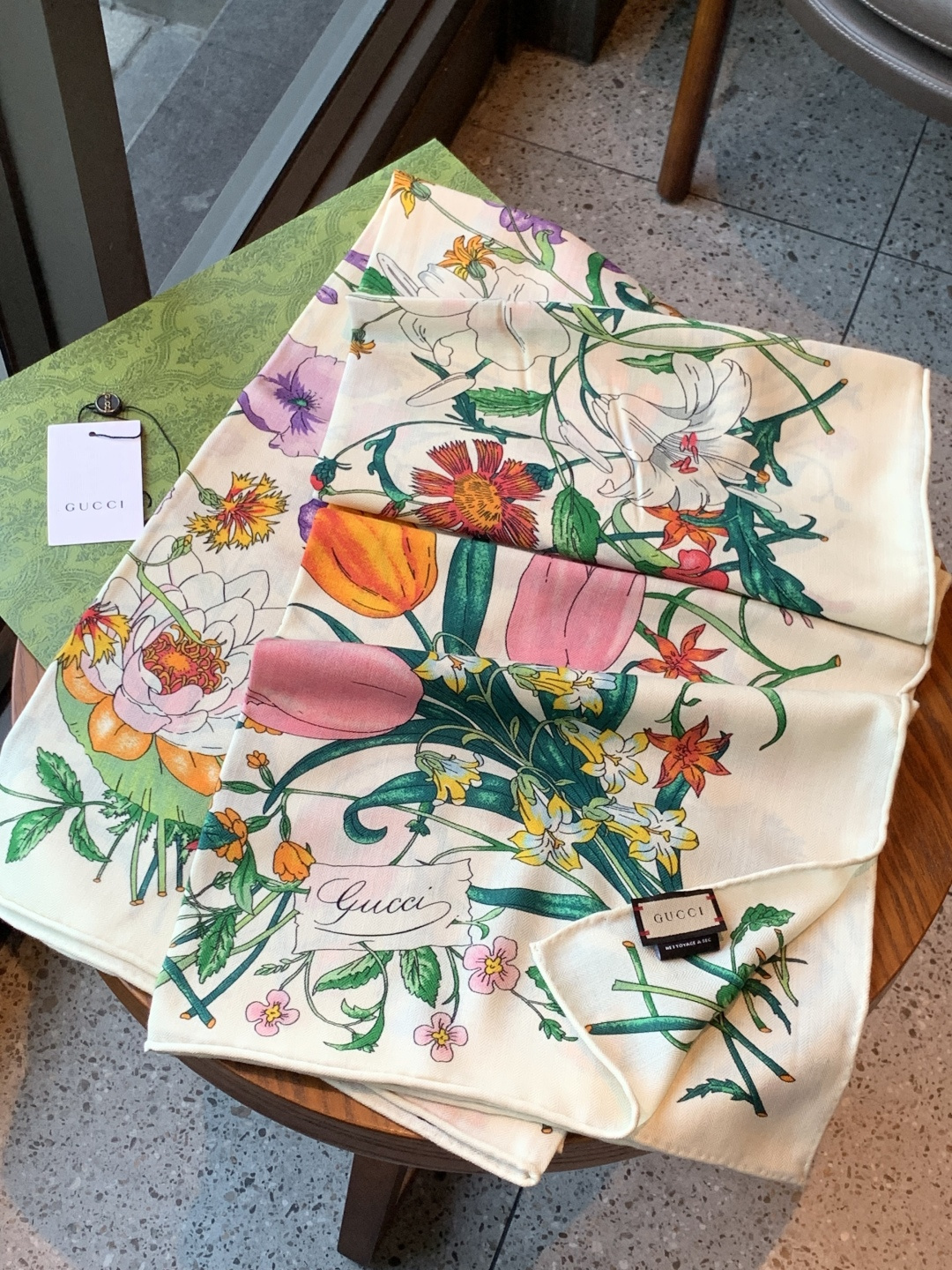 Gucci印花方巾【双面同色印花】2025春夏系列倾情推出活力十足的配饰，这款缀饰Gucci Flora