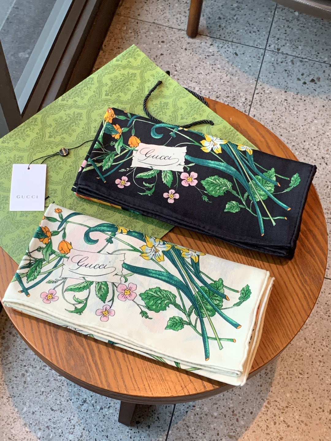 Gucci印花方巾【双面同色印花】2025春夏系列倾情推出活力十足的配饰，这款缀饰Gucci Flora
