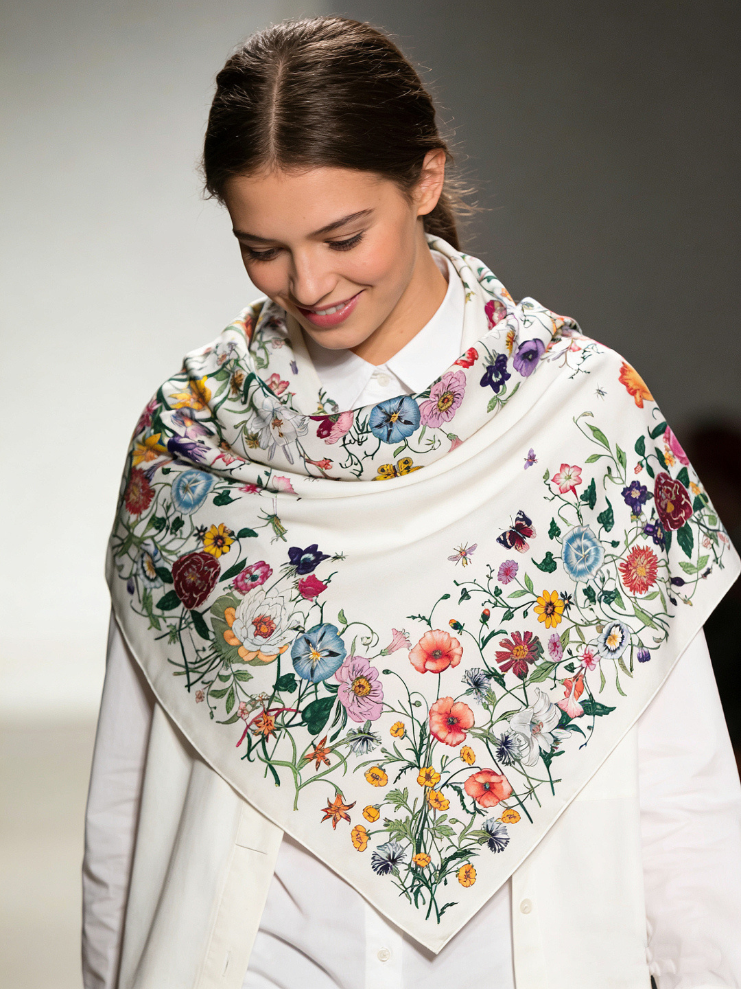 Gucci印花方巾【双面同色印花】2025春夏系列倾情推出活力十足的配饰，这款缀饰Gucci Flora