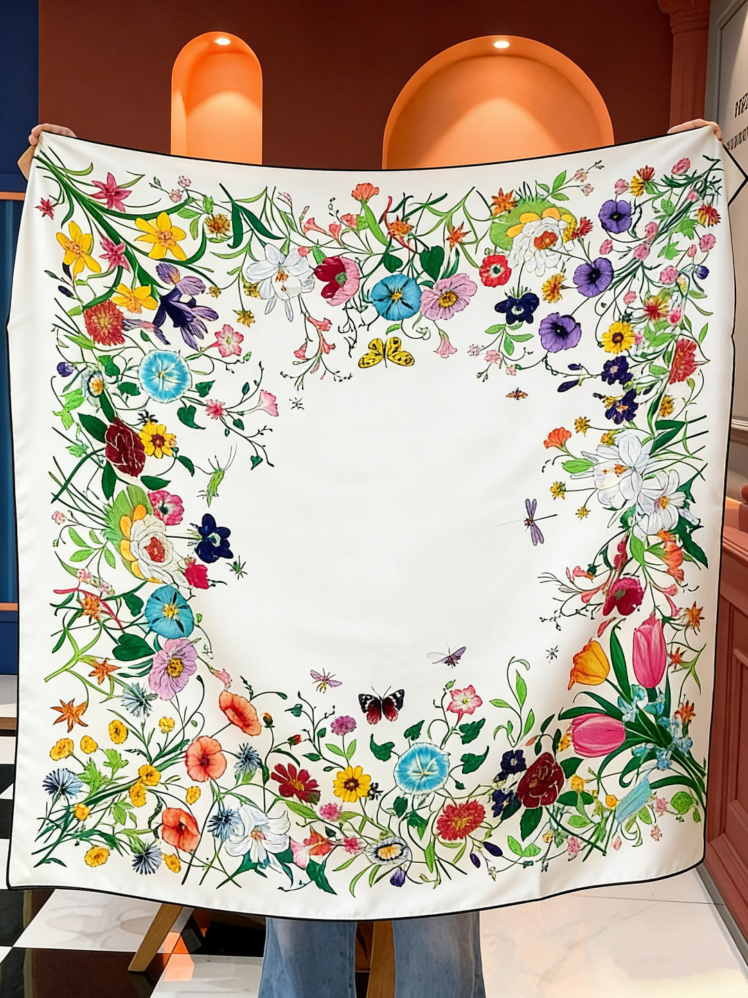 Gucci印花方巾【双面同色印花】2025春夏系列倾情推出活力十足的配饰，这款缀饰Gucci Flora