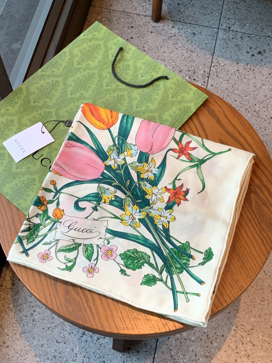 Gucci印花方巾【双面同色印花】2025春夏系列倾情推出活力十足的配饰，这款缀饰Gucci Flora