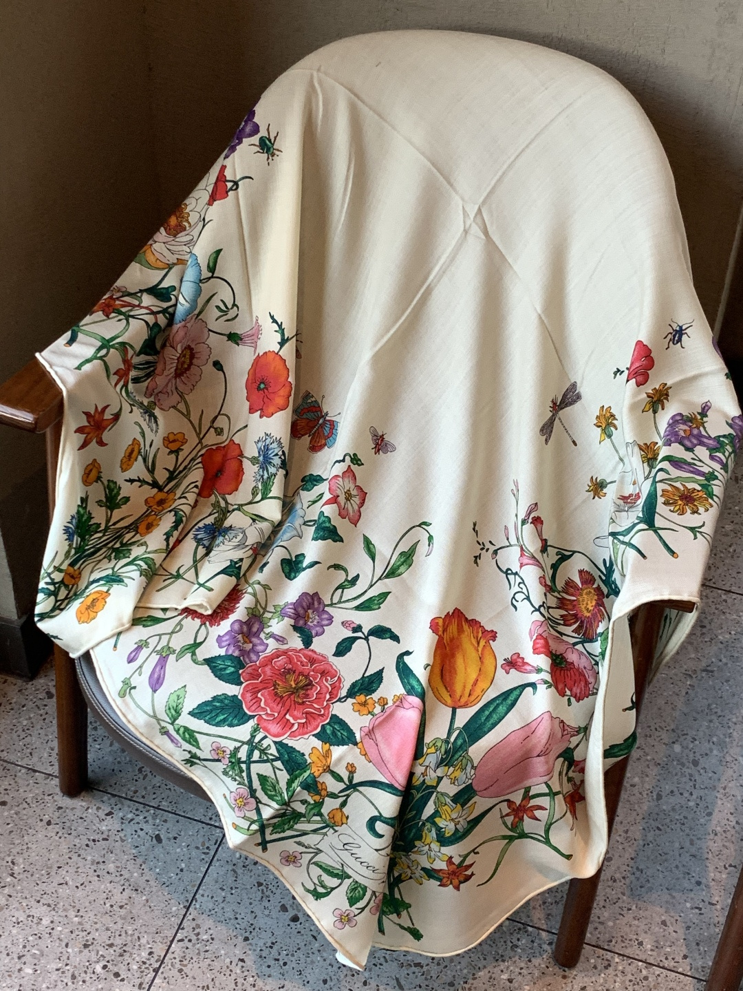 Gucci印花方巾【双面同色印花】2025春夏系列倾情推出活力十足的配饰，这款缀饰Gucci Flora