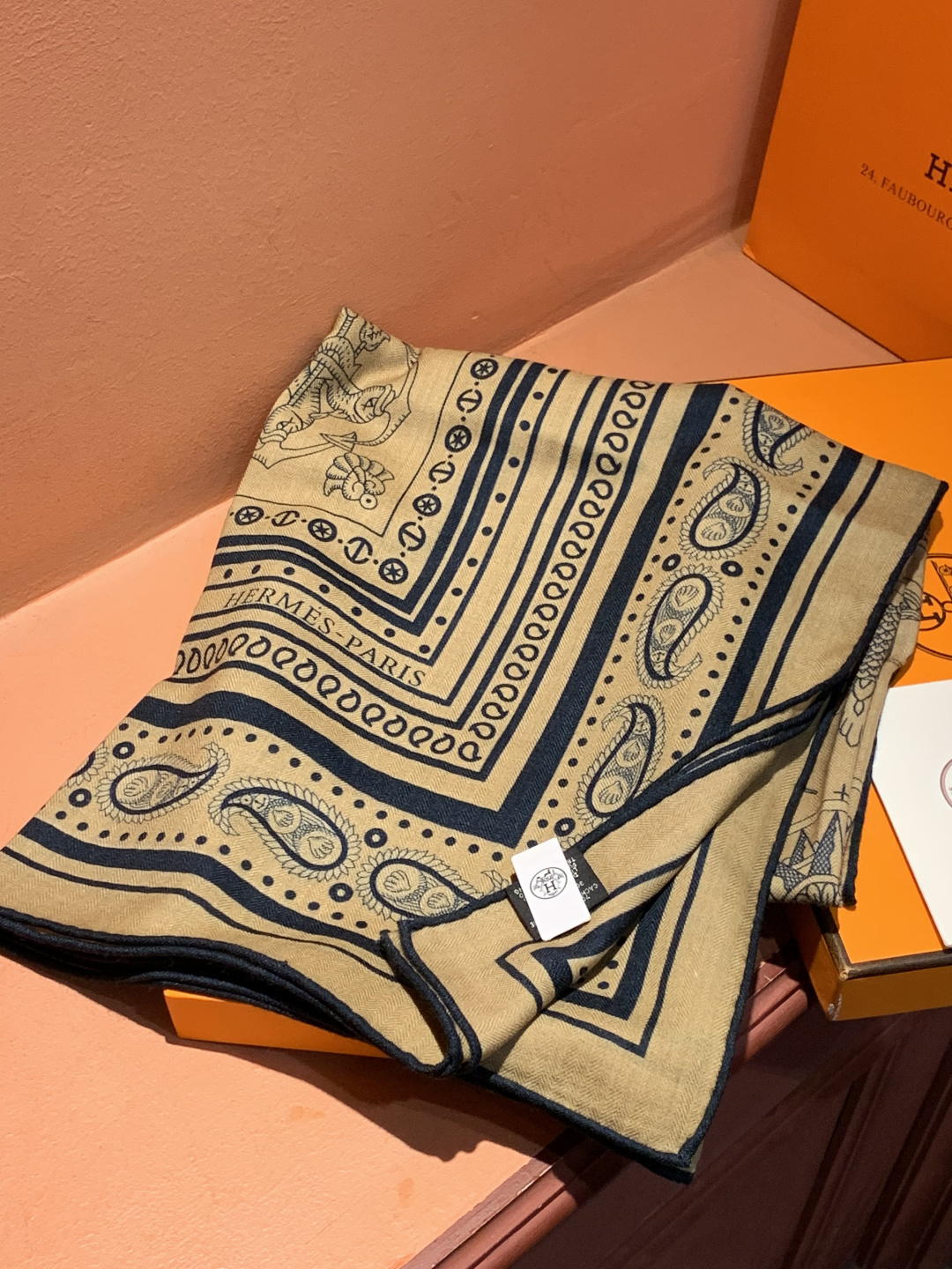 P235 羊绒新款🆕👏👏买了都说好看‼️推荐💕爱马仕双面同色羊绒方巾【水手纹身双面同色140】，顶级工艺超值‼️爱马仕专柜爆款🎁💟立体呈现图案纹路实物档次极高👍👍特殊工艺高端研发惊艳问世🌟特殊尖端工艺处理👍‼️受到白富美的喜欢 无论是品质 款式 价格都令大牌控的她们尖叫 超高性价比 绝对值得入手‼️‼️尺寸：140cm*140cm，70%羊绒+30%真丝