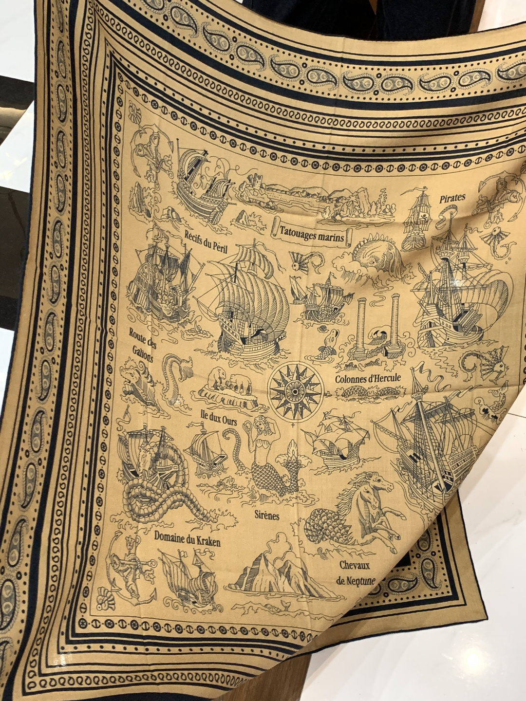 P235 羊绒新款🆕👏👏买了都说好看‼️推荐💕爱马仕双面同色羊绒方巾【水手纹身双面同色140】，顶级工艺超值‼️爱马仕专柜爆款🎁💟立体呈现图案纹路实物档次极高👍👍特殊工艺高端研发惊艳问世🌟特殊尖端工艺处理👍‼️受到白富美的喜欢 无论是品质 款式 价格都令大牌控的她们尖叫 超高性价比 绝对值得入手‼️‼️尺寸：140cm*140cm，70%羊绒+30%真丝