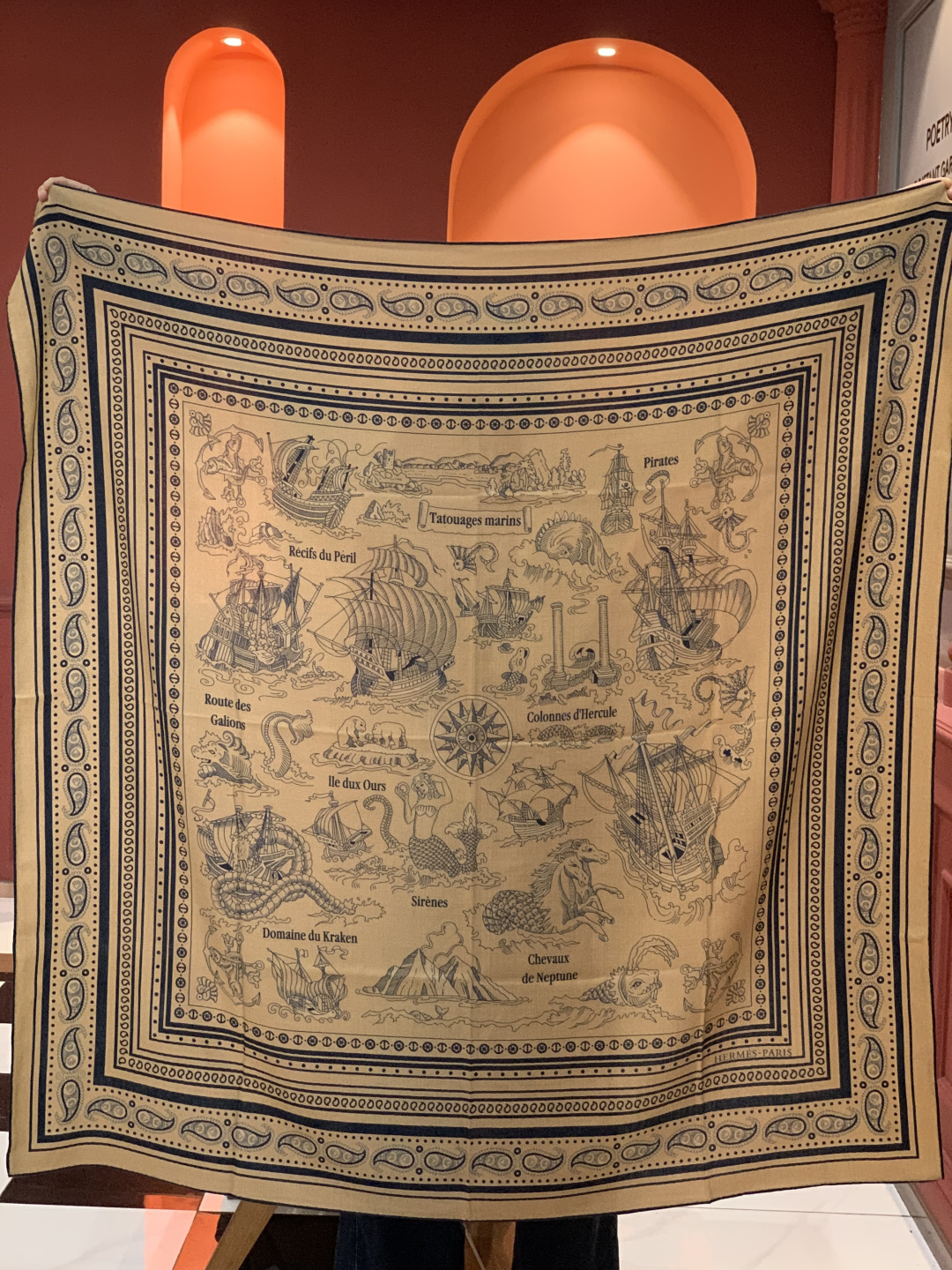 P235 羊绒新款🆕👏👏买了都说好看‼️推荐💕爱马仕双面同色羊绒方巾【水手纹身双面同色140】，顶级工艺超值‼️爱马仕专柜爆款🎁💟立体呈现图案纹路实物档次极高👍👍特殊工艺高端研发惊艳问世🌟特殊尖端工艺处理👍‼️受到白富美的喜欢 无论是品质 款式 价格都令大牌控的她们尖叫 超高性价比 绝对值得入手‼️‼️尺寸：140cm*140cm，70%羊绒+30%真丝