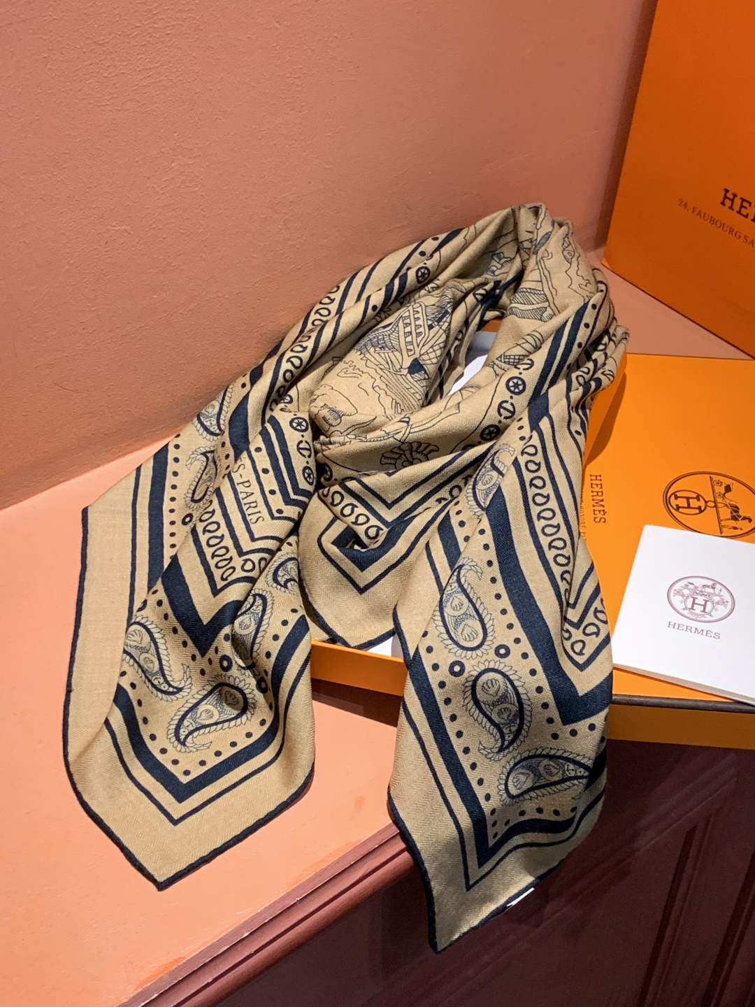 P235 羊绒新款🆕👏👏买了都说好看‼️推荐💕爱马仕双面同色羊绒方巾【水手纹身双面同色140】，顶级工艺超值‼️爱马仕专柜爆款🎁💟立体呈现图案纹路实物档次极高👍👍特殊工艺高端研发惊艳问世🌟特殊尖端工艺处理👍‼️受到白富美的喜欢 无论是品质 款式 价格都令大牌控的她们尖叫 超高性价比 绝对值得入手‼️‼️尺寸：140cm*140cm，70%羊绒+30%真丝
