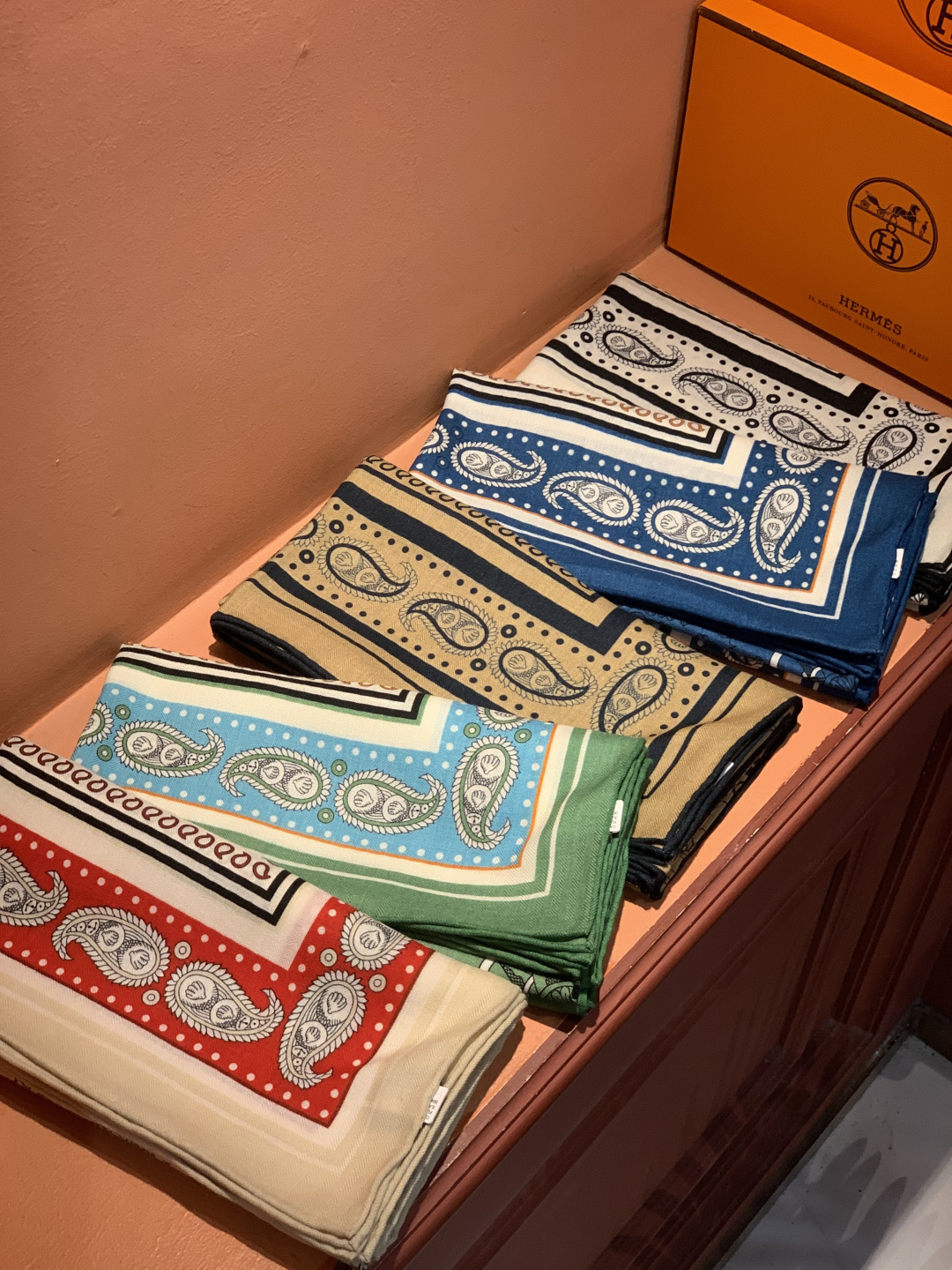 P235 羊绒新款🆕👏👏买了都说好看‼️推荐💕爱马仕双面同色羊绒方巾【水手纹身双面同色140】，顶级工艺超值‼️爱马仕专柜爆款🎁💟立体呈现图案纹路实物档次极高👍👍特殊工艺高端研发惊艳问世🌟特殊尖端工艺处理👍‼️受到白富美的喜欢 无论是品质 款式 价格都令大牌控的她们尖叫 超高性价比 绝对值得入手‼️‼️尺寸：140cm*140cm，70%羊绒+30%真丝