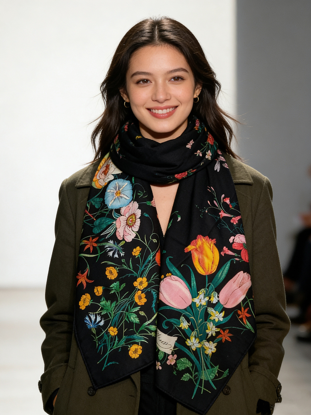 Gucci印花方巾【双面同色印花】2025春夏系列倾情推出活力十足的配饰，这款缀饰Gucci Flora