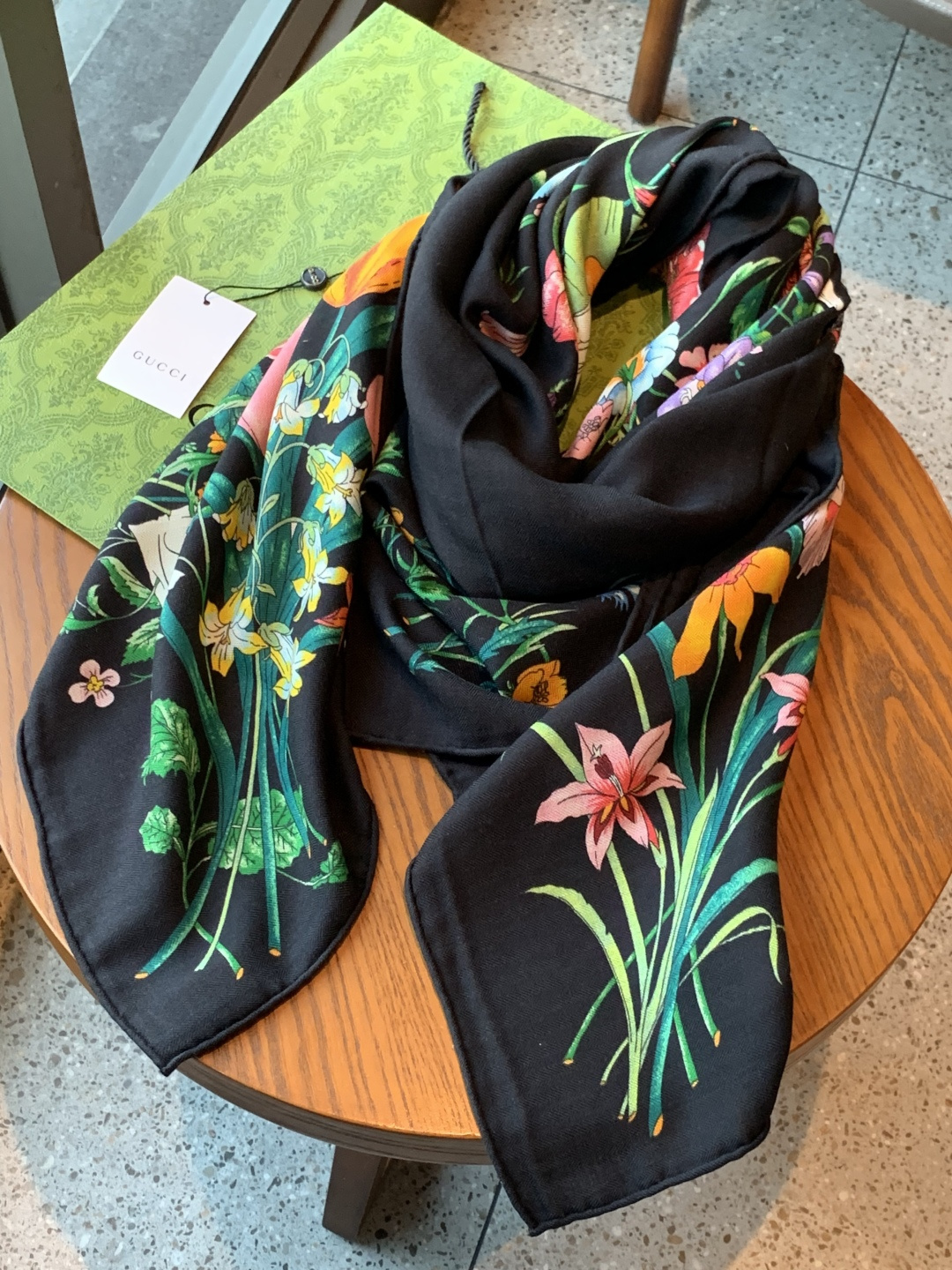 Gucci印花方巾【双面同色印花】2025春夏系列倾情推出活力十足的配饰，这款缀饰Gucci Flora