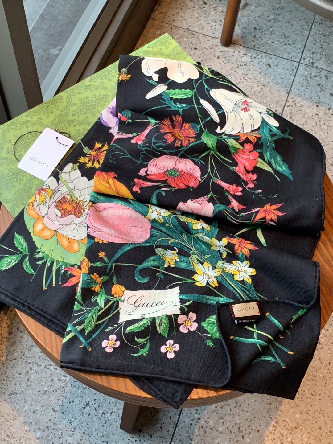 Gucci印花方巾【双面同色印花】2025春夏系列倾情推出活力十足的配饰，这款缀饰Gucci Flora