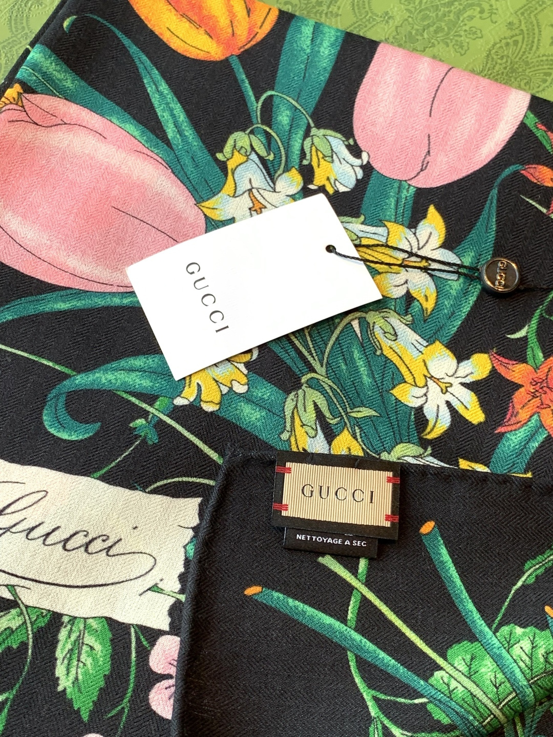 Gucci印花方巾【双面同色印花】2025春夏系列倾情推出活力十足的配饰，这款缀饰Gucci Flora