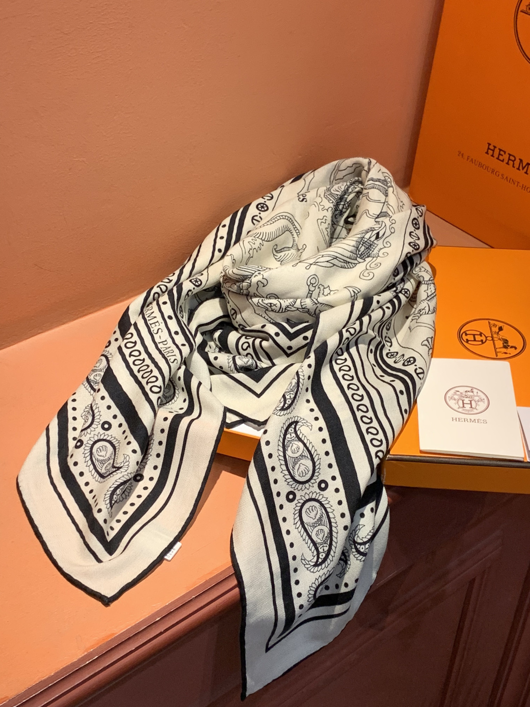 P235 羊绒新款🆕👏👏买了都说好看‼️推荐💕爱马仕双面同色羊绒方巾【水手纹身双面同色140】，顶级工艺超值‼️爱马仕专柜爆款🎁💟立体呈现图案纹路实物档次极高👍👍特殊工艺高端研发惊艳问世🌟特殊尖端工艺处理👍‼️受到白富美的喜欢 无论是品质 款式 价格都令大牌控的她们尖叫 超高性价比 绝对值得入手‼️‼️尺寸：140cm*140cm，70%羊绒+30%真丝