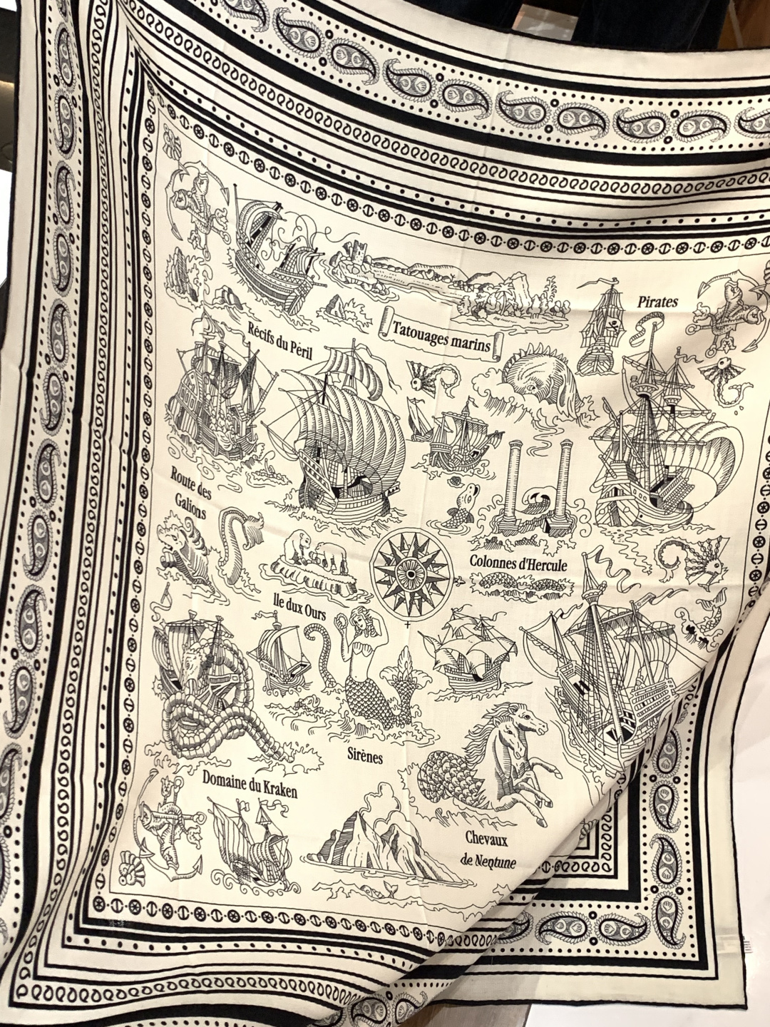 P235 羊绒新款🆕👏👏买了都说好看‼️推荐💕爱马仕双面同色羊绒方巾【水手纹身双面同色140】，顶级工艺超值‼️爱马仕专柜爆款🎁💟立体呈现图案纹路实物档次极高👍👍特殊工艺高端研发惊艳问世🌟特殊尖端工艺处理👍‼️受到白富美的喜欢 无论是品质 款式 价格都令大牌控的她们尖叫 超高性价比 绝对值得入手‼️‼️尺寸：140cm*140cm，70%羊绒+30%真丝