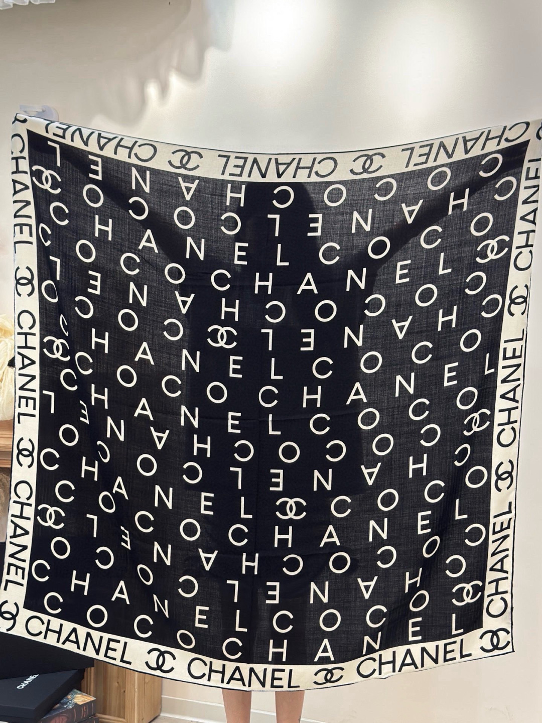 P235 Chanel ~20P
【140顶级双面丝绒披肩】

香家logo与字母的完美碰撞设计
底部还有隐隐约约的双C小Logo 
完美的设计带点小心机
女神必入款&hellip;
尺寸：135*135cm
成份：30%桑蚕丝70%羊绒