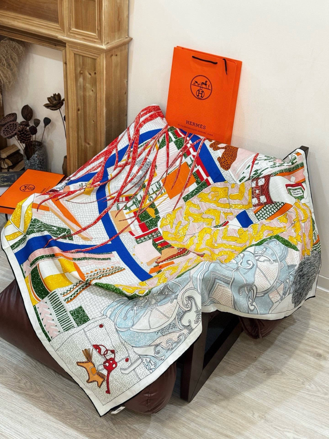 P235 💟2025年秋冬抢先 上新💞【双面同色丝绒方巾】手工卷边山羊绒和真丝混纺披肩（70%山羊绒，30%桑蚕丝）
这款披肩采用经典山羊绒和真丝混纺面料，柔软轻盈，佩戴方便。空调房必备！寒冷时分或微凉夜间的理想之选。
尺寸：140x 140厘米 | 由于这款披肩采用手工卷边，与标示的尺寸或会略有不同