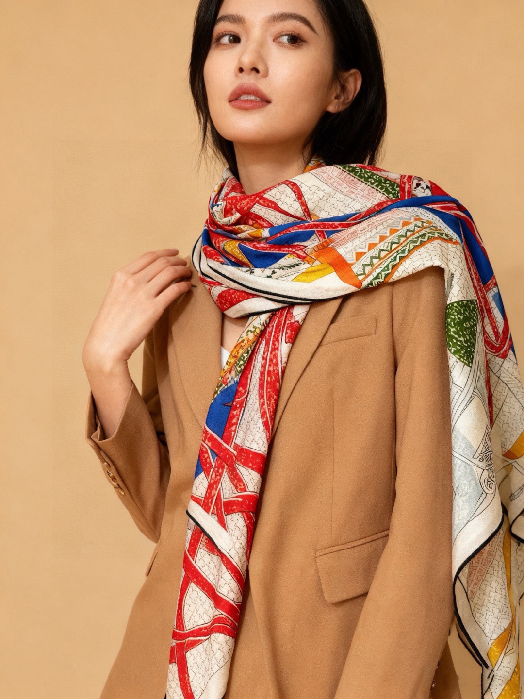 P235 💟2025年秋冬抢先 上新💞【双面同色丝绒方巾】手工卷边山羊绒和真丝混纺披肩（70%山羊绒，30%桑蚕丝）
这款披肩采用经典山羊绒和真丝混纺面料，柔软轻盈，佩戴方便。空调房必备！寒冷时分或微凉夜间的理想之选。
尺寸：140x 140厘米 | 由于这款披肩采用手工卷边，与标示的尺寸或会略有不同