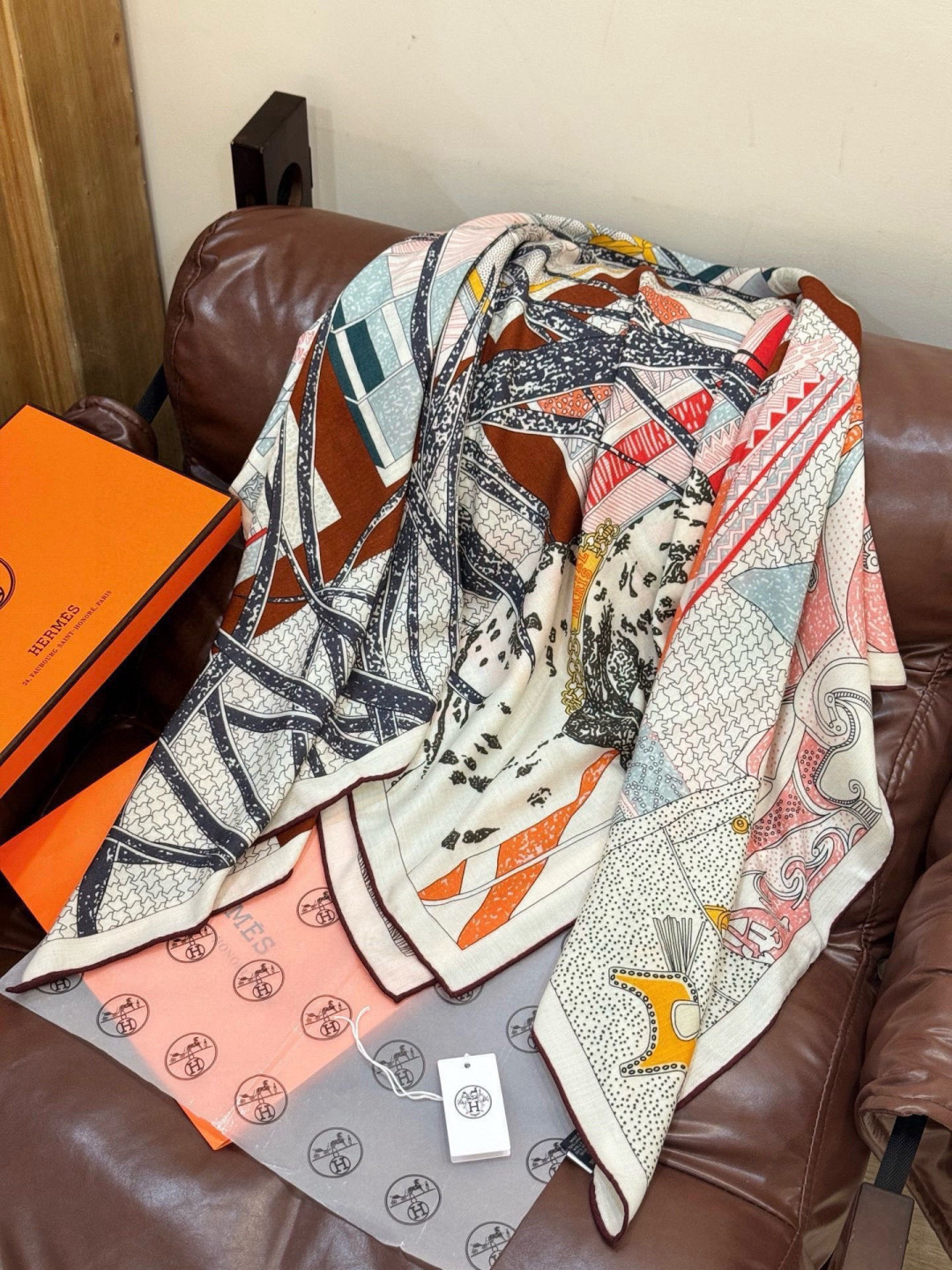 P235 💟2025年秋冬抢先 上新💞【双面同色丝绒方巾】手工卷边山羊绒和真丝混纺披肩（70%山羊绒，30%桑蚕丝）
这款披肩采用经典山羊绒和真丝混纺面料，柔软轻盈，佩戴方便。空调房必备！寒冷时分或微凉夜间的理想之选。
尺寸：140x 140厘米 | 由于这款披肩采用手工卷边，与标示的尺寸或会略有不同