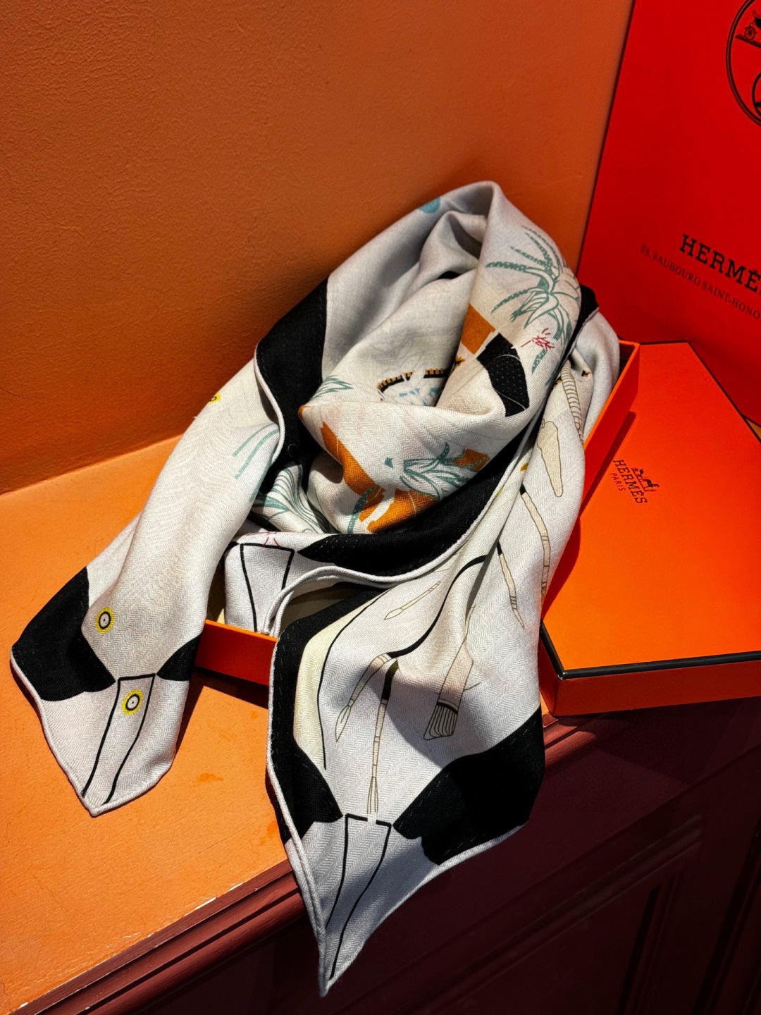 P235
 上新❤️。【手提行李】 
上新中~
这款&ldquo;手提行李&rdquo;的款式花色也还是比较经典的颜色色也很秋冬。
创作渊源
从委内瑞拉、墨西哥到法国，罗莎&bull;玛丽亚 &bull;温达 苏基 (Rosa Maria Unda Souki) 将一身家当装进行李箱，每件都是心爱至宝：鞋履、彩色粉笔、彩色铅筆、耳环，以及一管管颜料。她随身带着几本诗集和一张地铁票，这张票酷似她童年时在加拉加斯使用的地铁票。自由不羁的花草、各式羽毛和一只风筝从这私密的情境中逐一浮现。当然．她还怀揣着无尽的梦想。

这款爱马仕的经典单品展现强大而迷人的女性魅力精髓。诠释无限的情感和自由，以别样方式书写个性叙事。
法国制造。
设计师 罗莎 &bull;玛丽亚 &bull;温达 &bull;苏基 (Rosa Maria
Unda Souki)