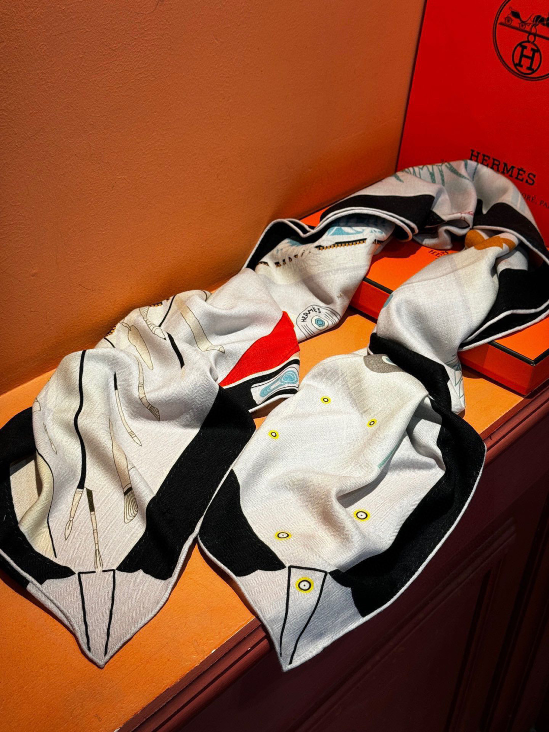 P235
 上新❤️。【手提行李】 
上新中~
这款&ldquo;手提行李&rdquo;的款式花色也还是比较经典的颜色色也很秋冬。
创作渊源
从委内瑞拉、墨西哥到法国，罗莎&bull;玛丽亚 &bull;温达 苏基 (Rosa Maria Unda Souki) 将一身家当装进行李箱，每件都是心爱至宝：鞋履、彩色粉笔、彩色铅筆、耳环，以及一管管颜料。她随身带着几本诗集和一张地铁票，这张票酷似她童年时在加拉加斯使用的地铁票。自由不羁的花草、各式羽毛和一只风筝从这私密的情境中逐一浮现。当然．她还怀揣着无尽的梦想。

这款爱马仕的经典单品展现强大而迷人的女性魅力精髓。诠释无限的情感和自由，以别样方式书写个性叙事。
法国制造。
设计师 罗莎 &bull;玛丽亚 &bull;温达 &bull;苏基 (Rosa Maria
Unda Souki)