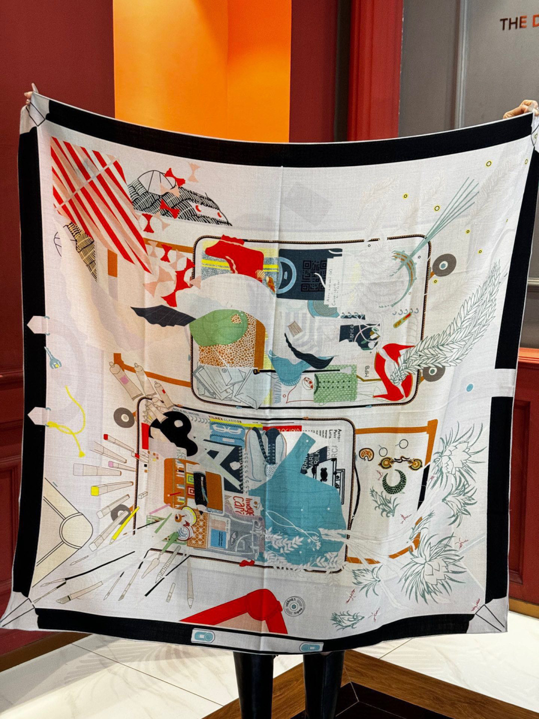 P235
 上新❤️。【手提行李】 
上新中~
这款&ldquo;手提行李&rdquo;的款式花色也还是比较经典的颜色色也很秋冬。
创作渊源
从委内瑞拉、墨西哥到法国，罗莎&bull;玛丽亚 &bull;温达 苏基 (Rosa Maria Unda Souki) 将一身家当装进行李箱，每件都是心爱至宝：鞋履、彩色粉笔、彩色铅筆、耳环，以及一管管颜料。她随身带着几本诗集和一张地铁票，这张票酷似她童年时在加拉加斯使用的地铁票。自由不羁的花草、各式羽毛和一只风筝从这私密的情境中逐一浮现。当然．她还怀揣着无尽的梦想。

这款爱马仕的经典单品展现强大而迷人的女性魅力精髓。诠释无限的情感和自由，以别样方式书写个性叙事。
法国制造。
设计师 罗莎 &bull;玛丽亚 &bull;温达 &bull;苏基 (Rosa Maria
Unda Souki)